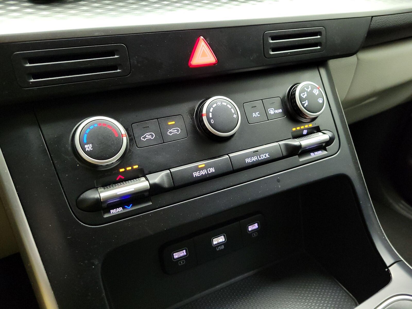 2022 Kia Carnival LX Seat Pkg - Photo 17