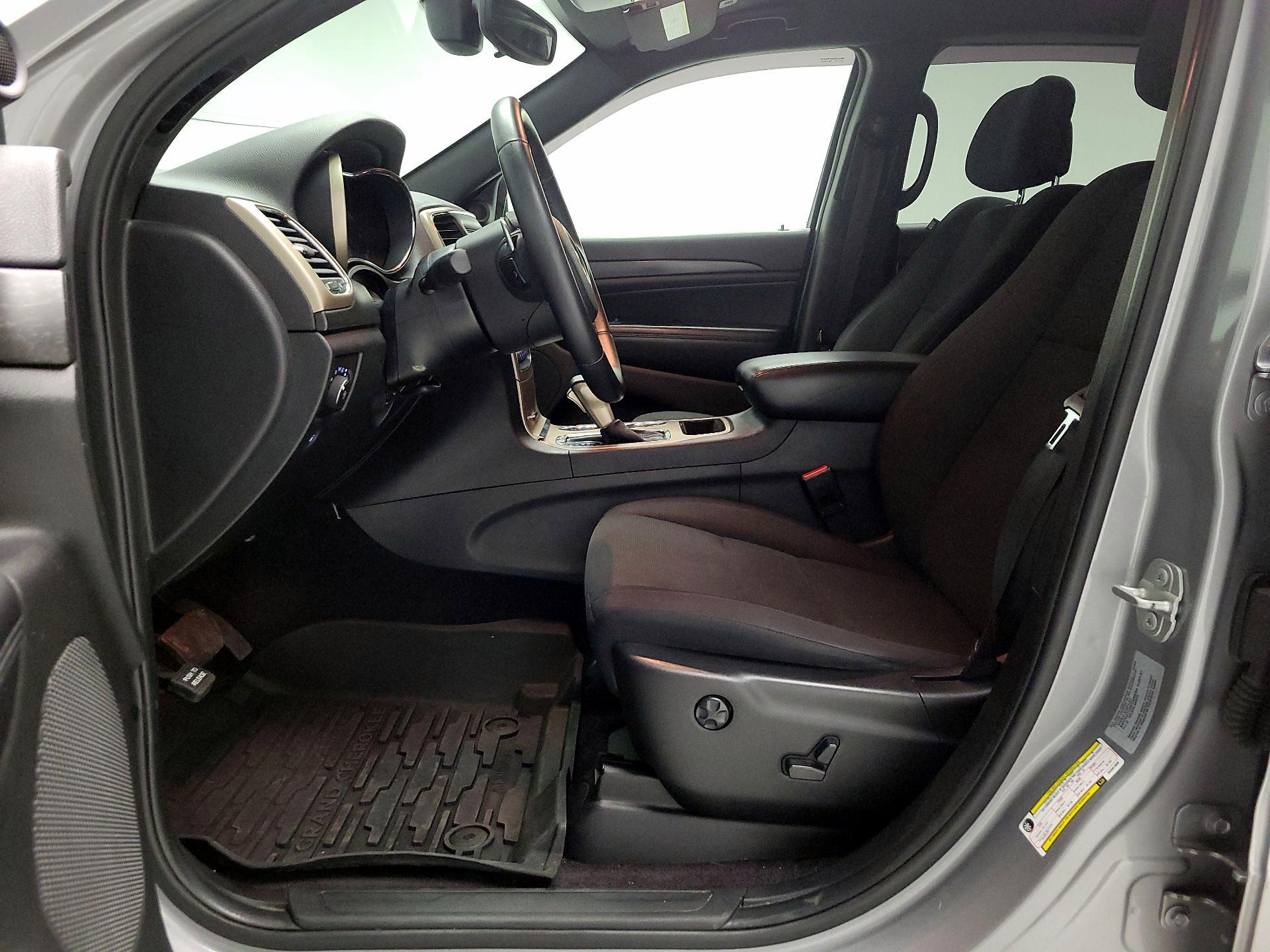 Thumbnail: 2017 Jeep Grand Cherokee - 11