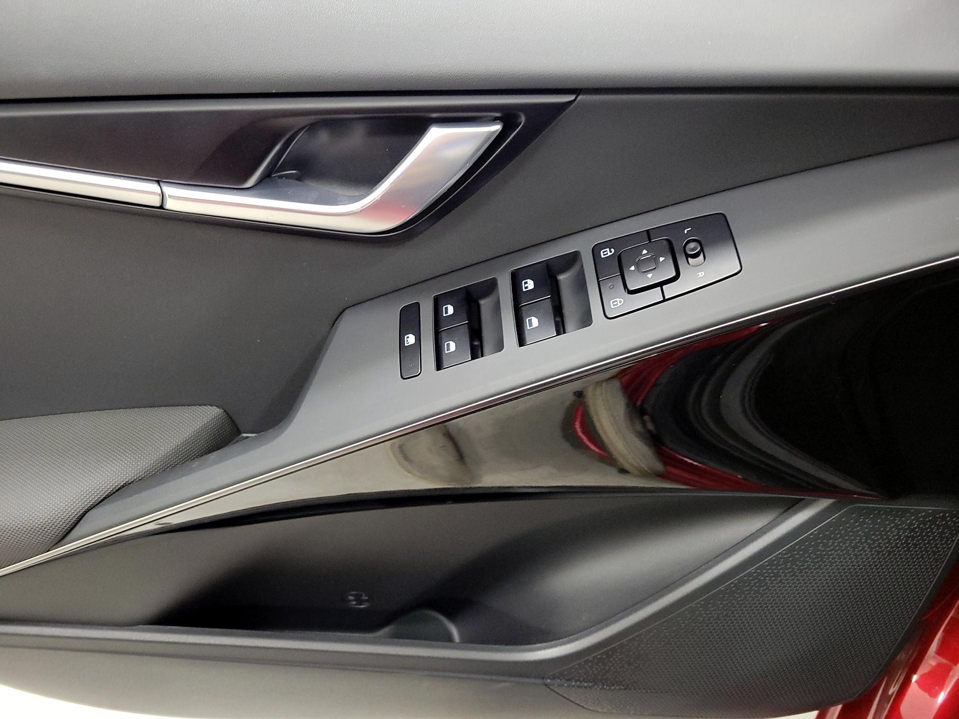 Thumbnail: 2023 Kia Niro - 12