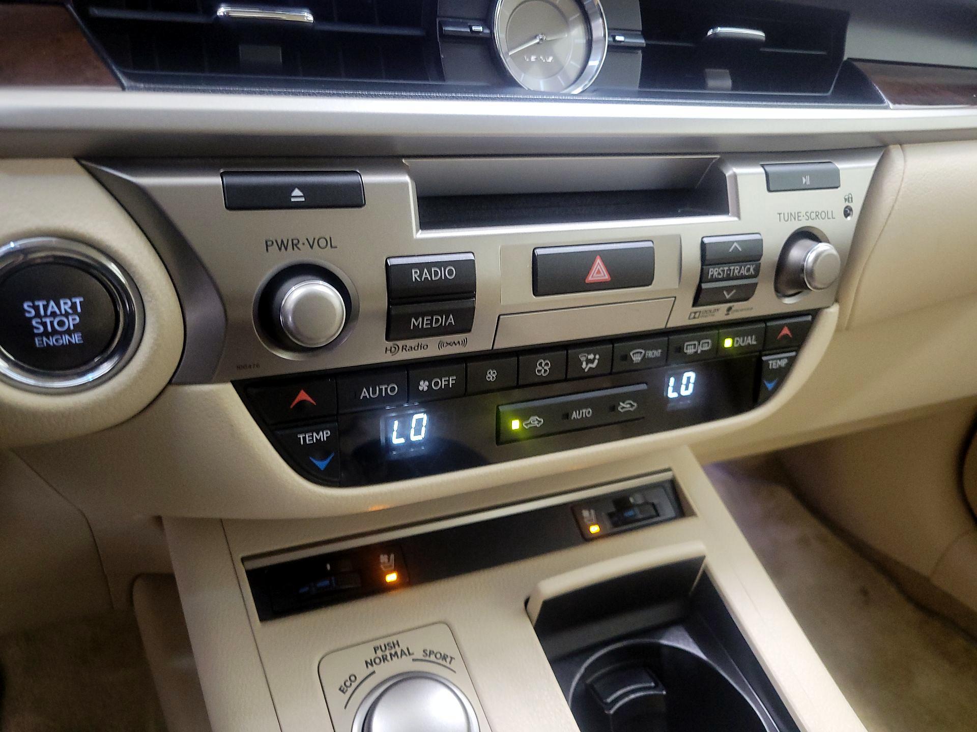 Thumbnail: 2015 Lexus ES - 16