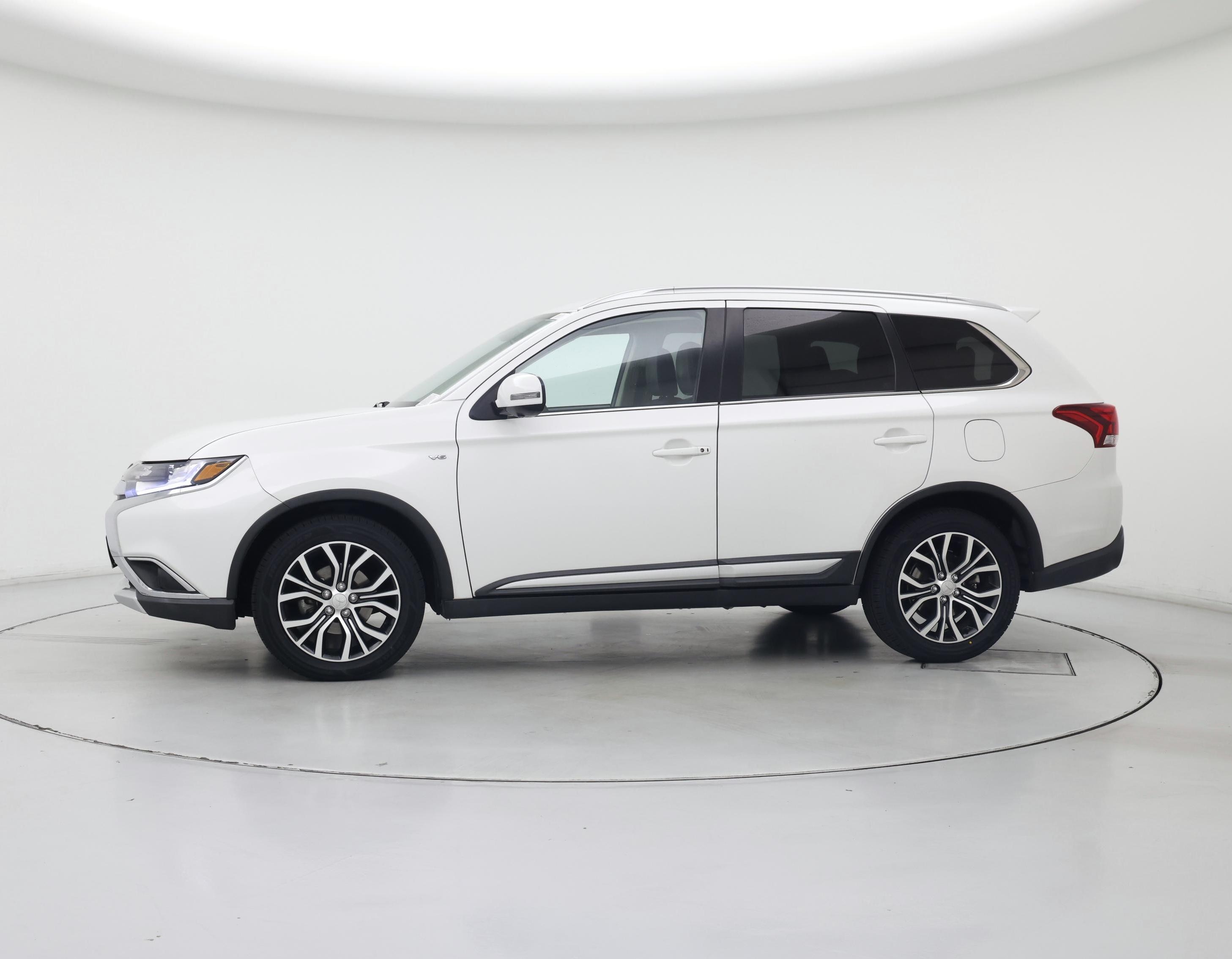 Thumbnail: 2018 Mitsubishi Outlander - 3