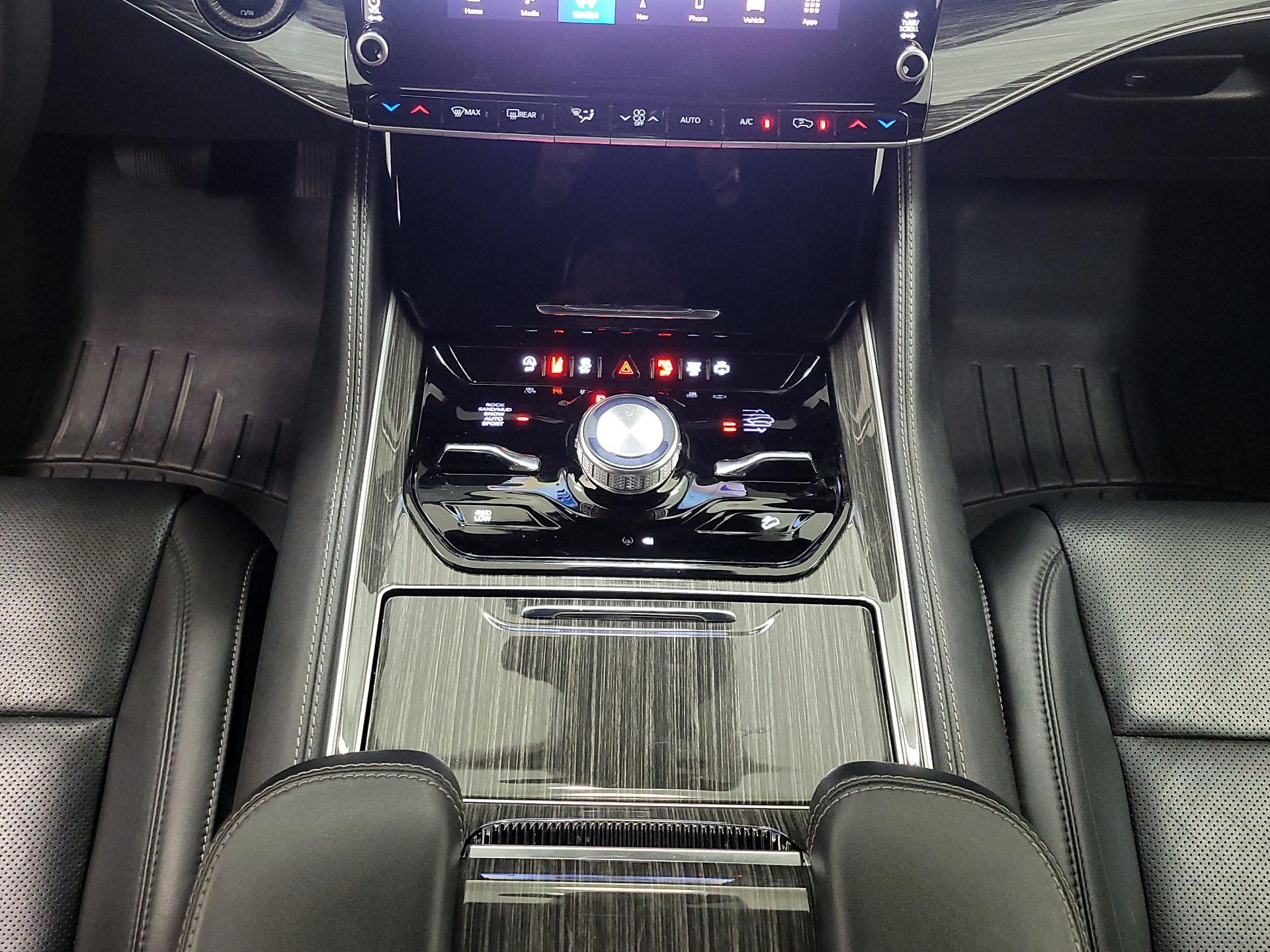 Thumbnail: 2022 Jeep Wagoneer - 18