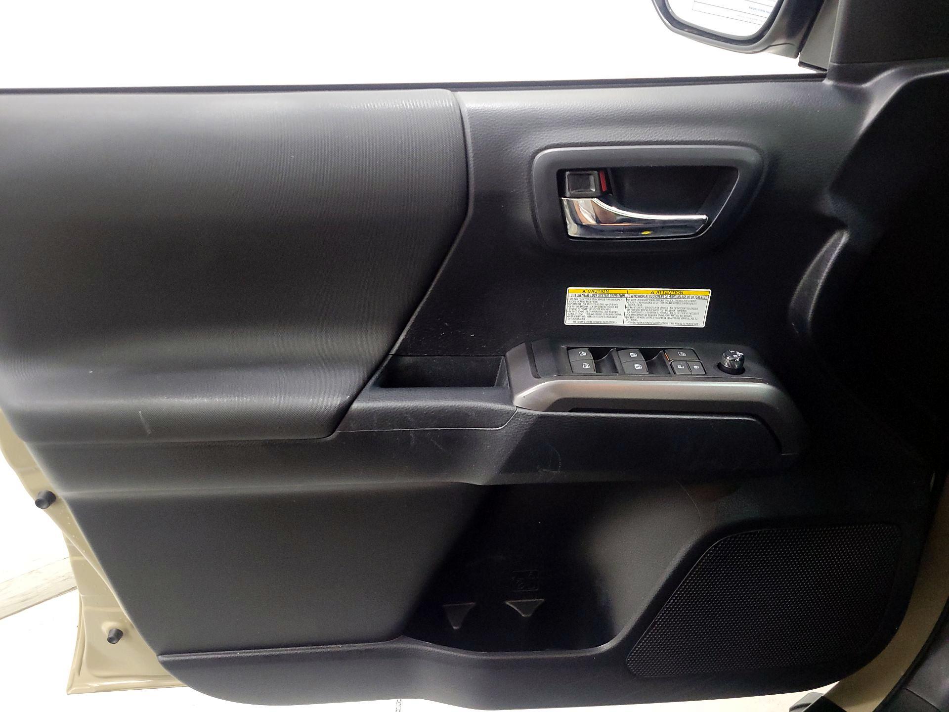 Thumbnail: 2019 Toyota Tacoma - 12