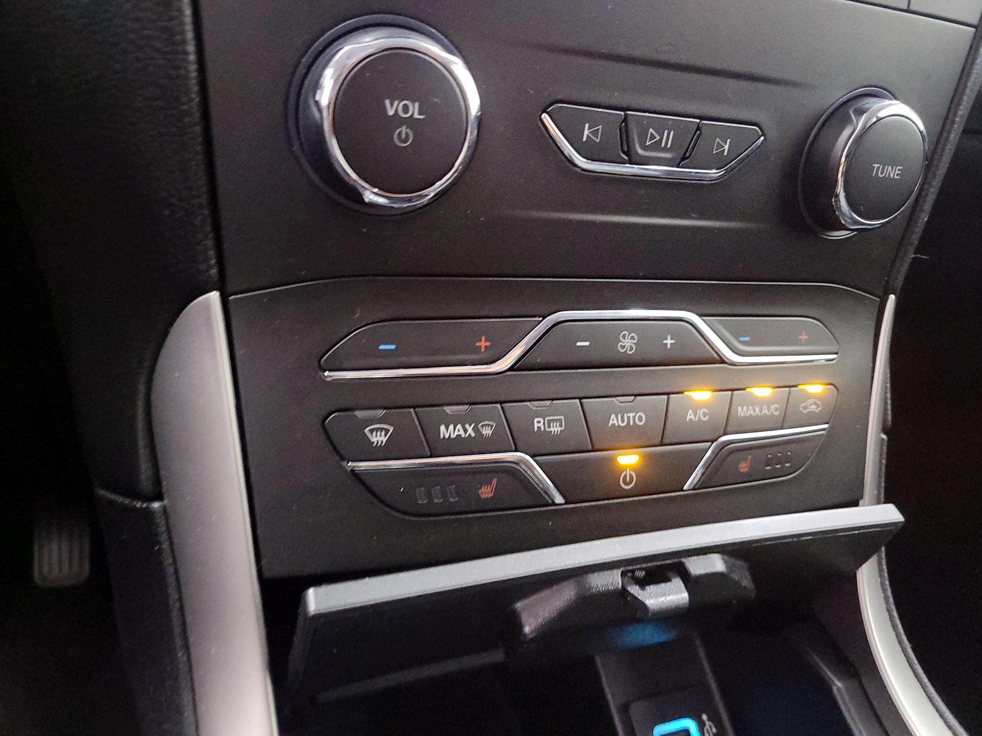 Thumbnail: 2020 Ford Edge - 17