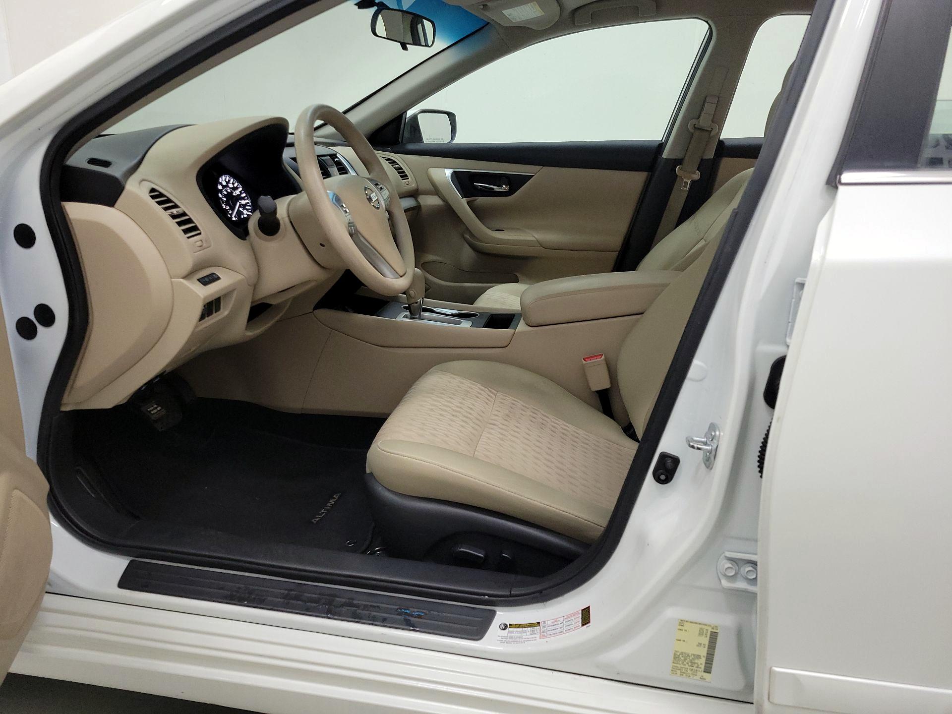 Thumbnail: 2016 Nissan Altima - 11