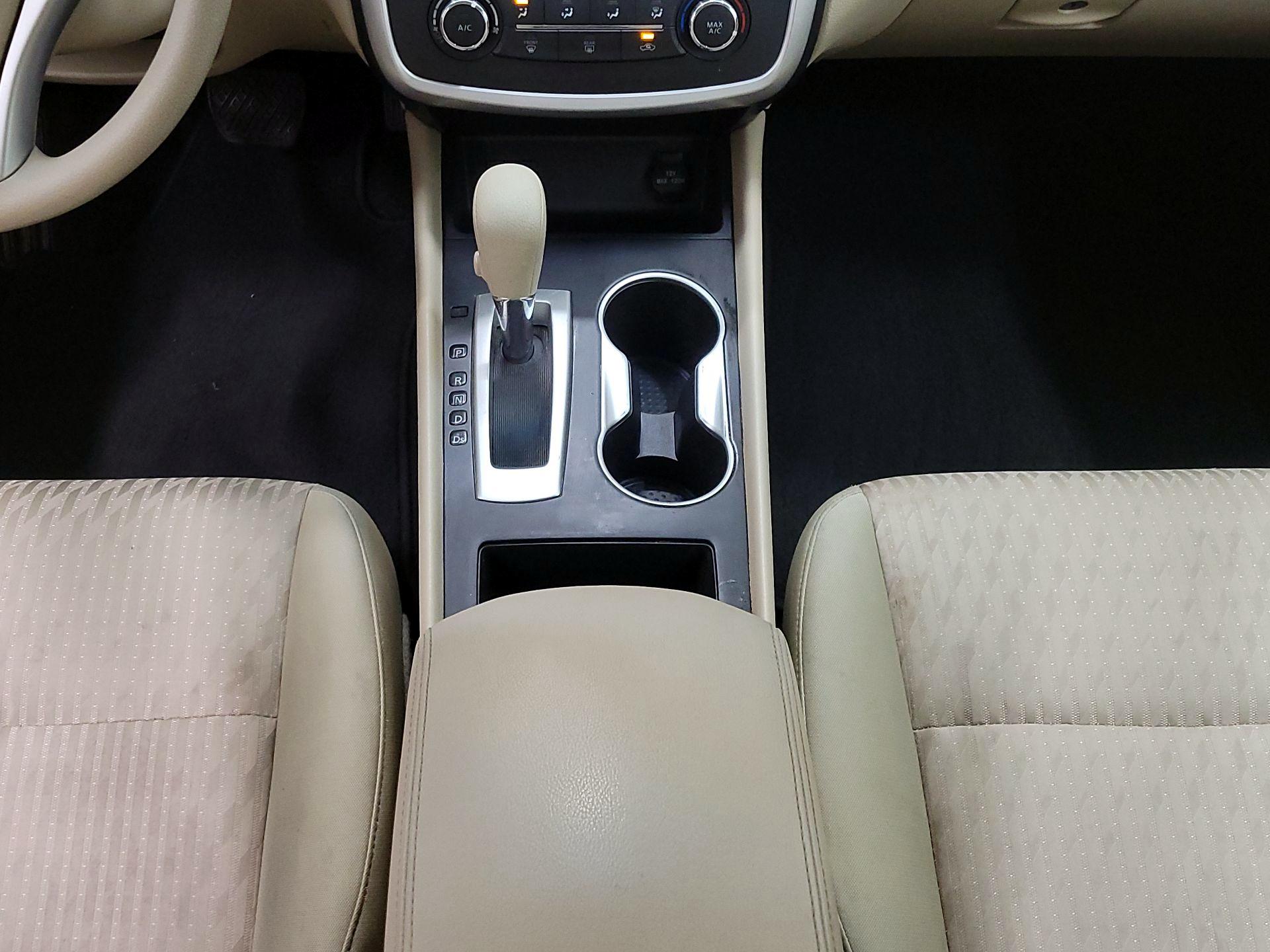 Thumbnail: 2016 Nissan Altima - 17