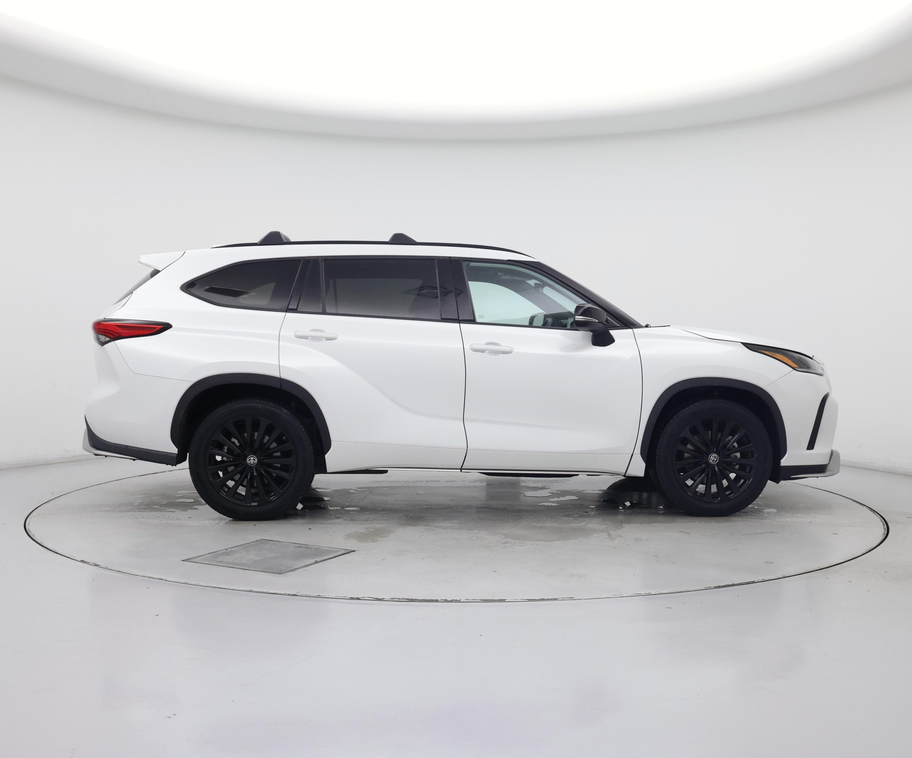 Thumbnail: 2023 Toyota Highlander - 7
