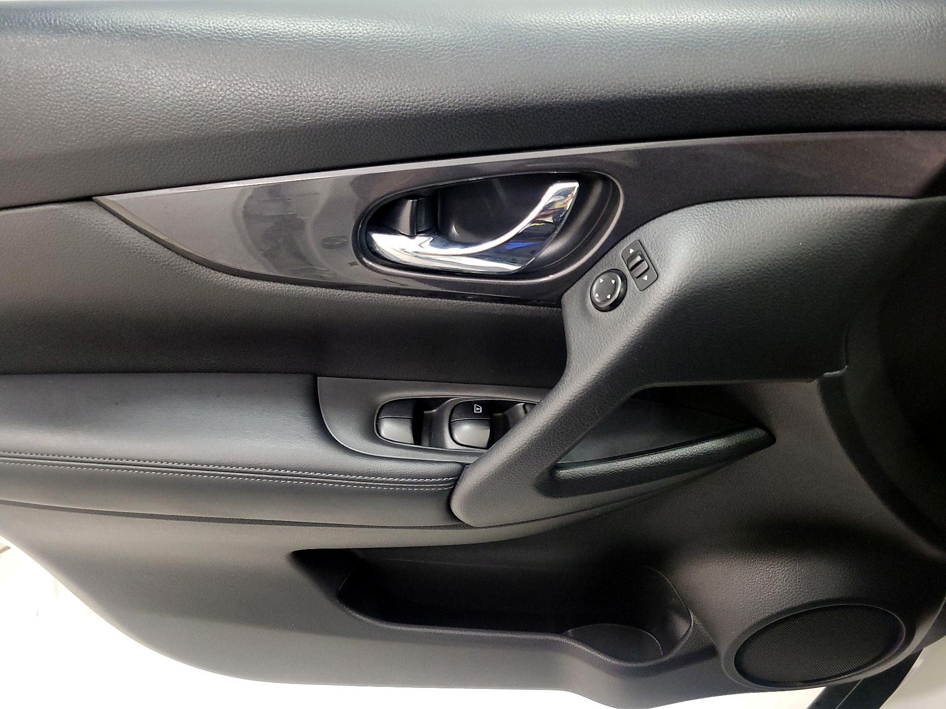 Thumbnail: 2017 Nissan Rogue - 12