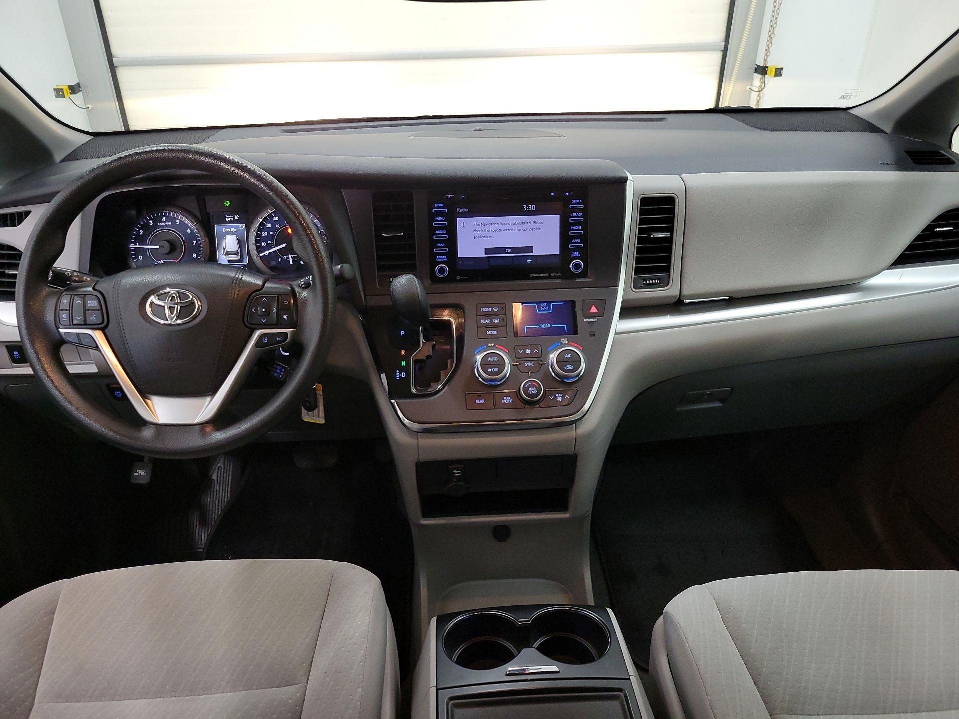 Thumbnail: 2019 Toyota Sienna - 9