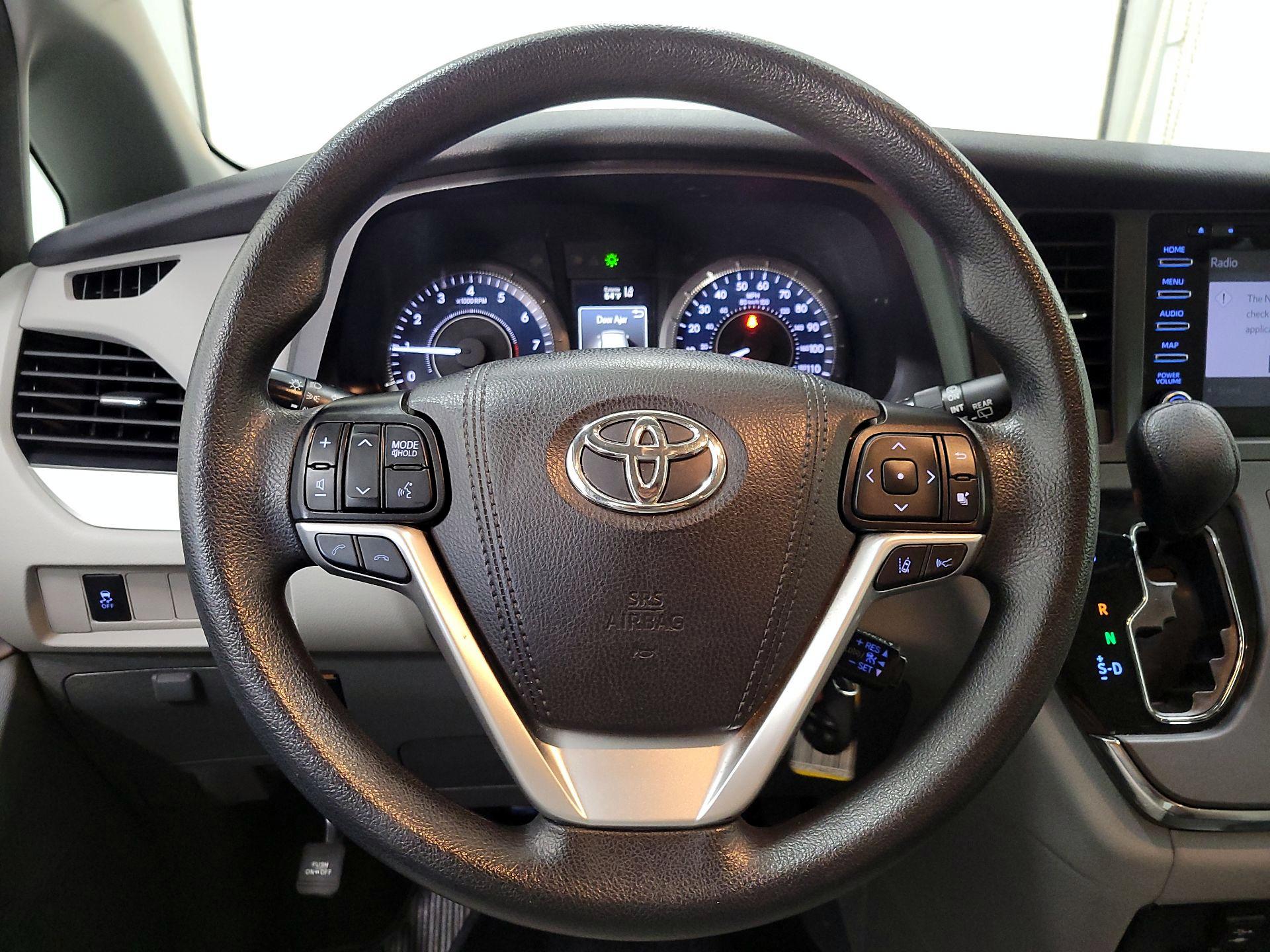 Thumbnail: 2019 Toyota Sienna - 10