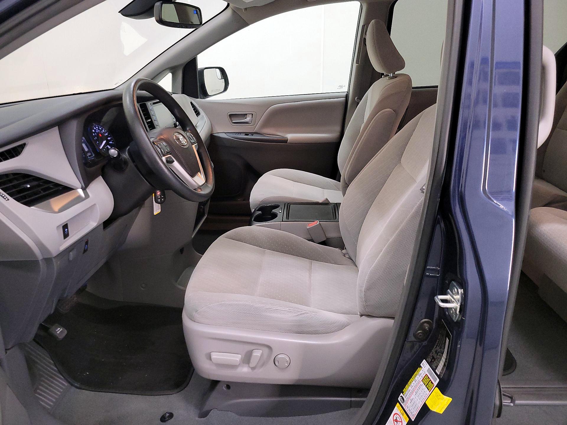 Thumbnail: 2019 Toyota Sienna - 11