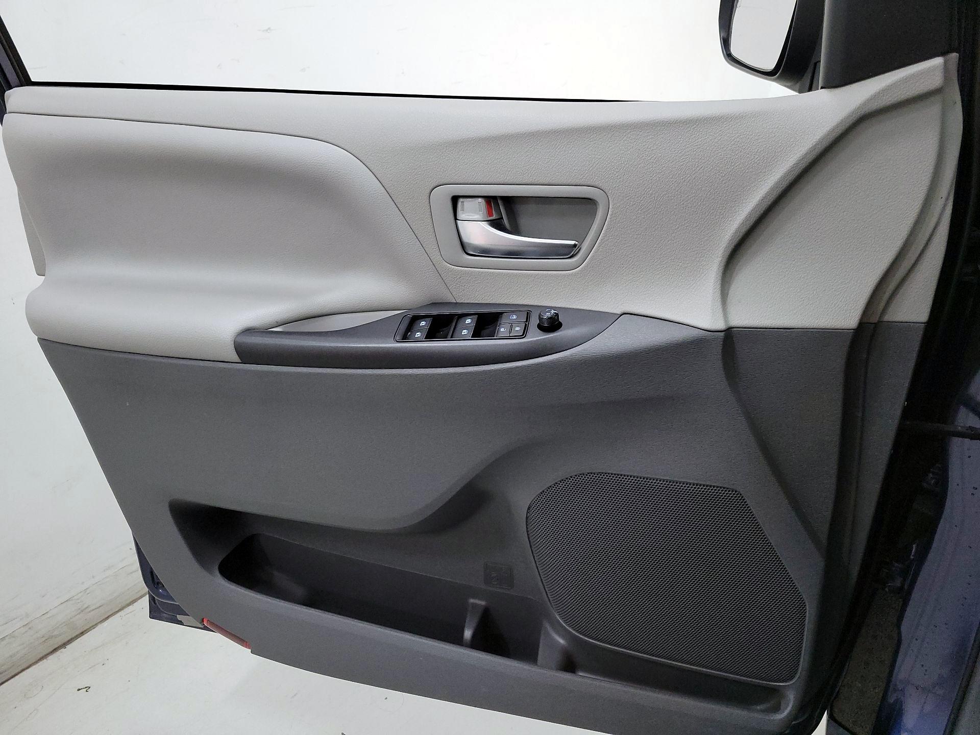 Thumbnail: 2019 Toyota Sienna - 12