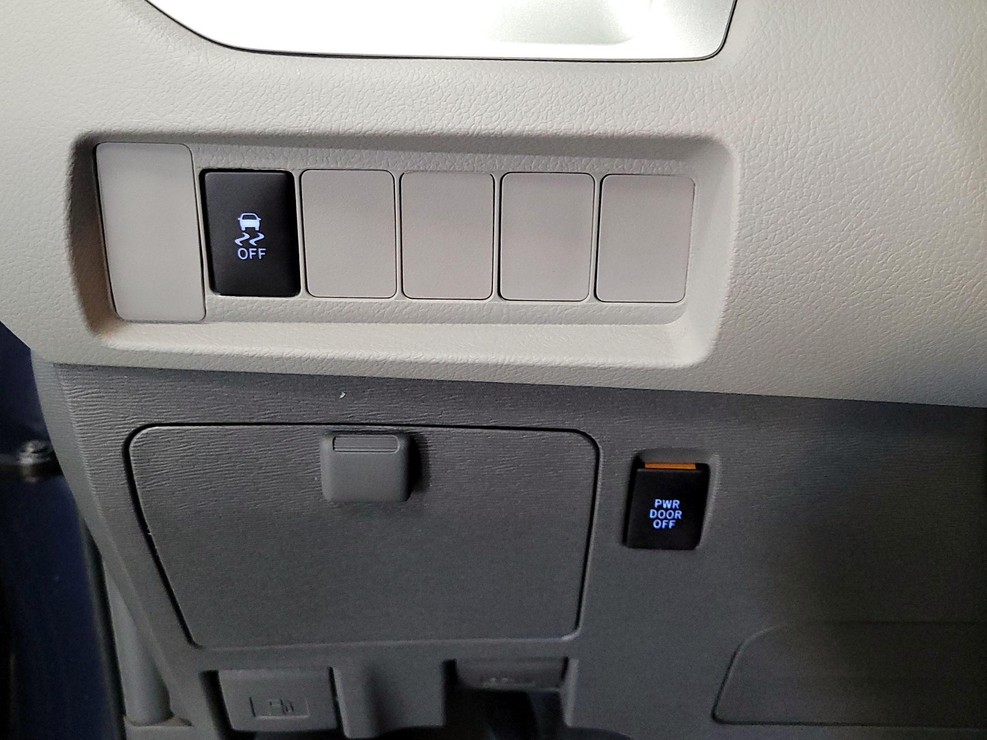 Thumbnail: 2019 Toyota Sienna - 13