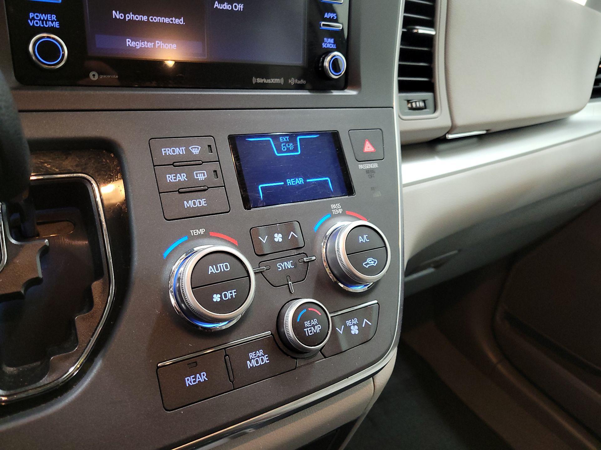 Thumbnail: 2019 Toyota Sienna - 16