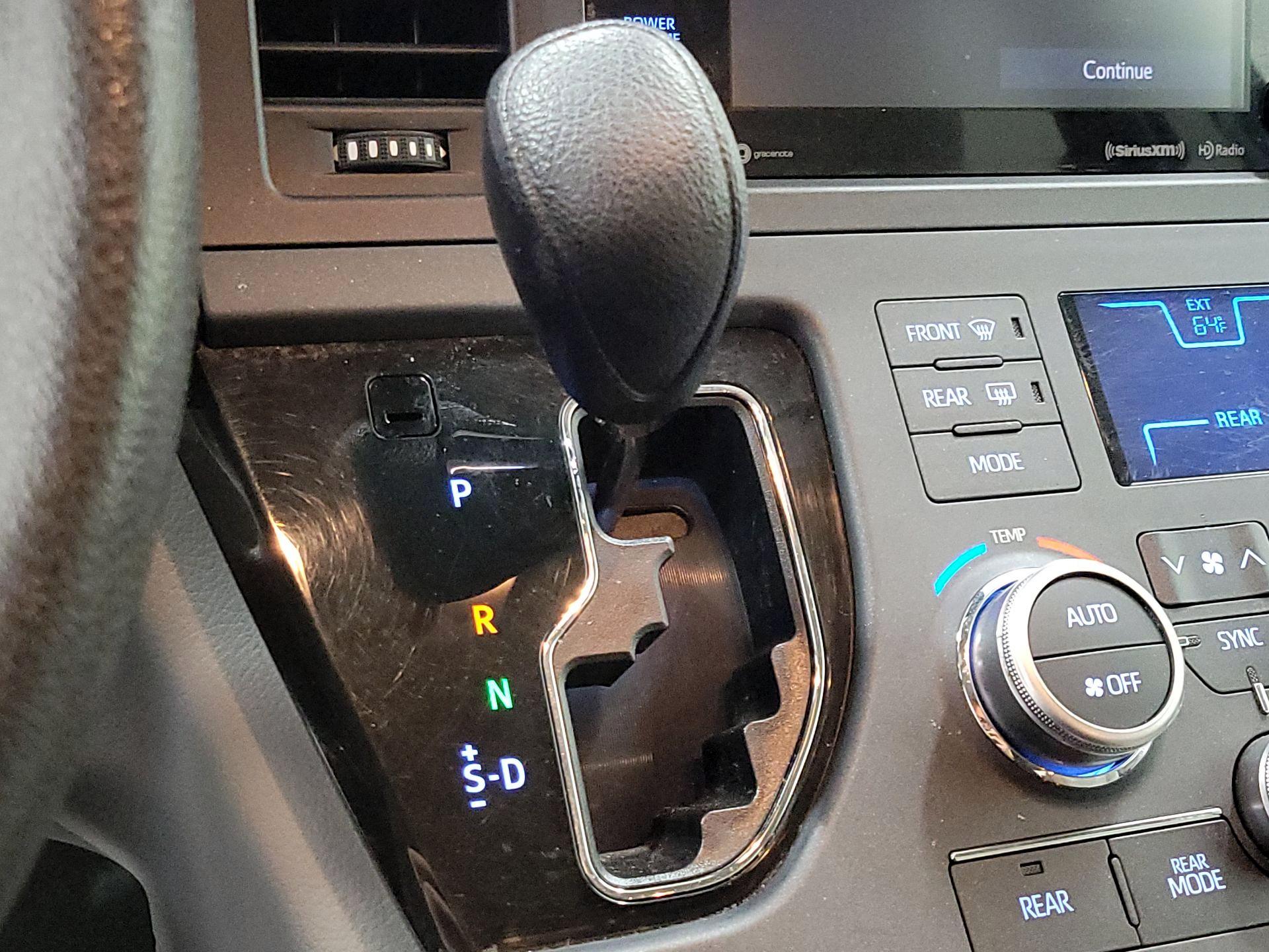 Thumbnail: 2019 Toyota Sienna - 17