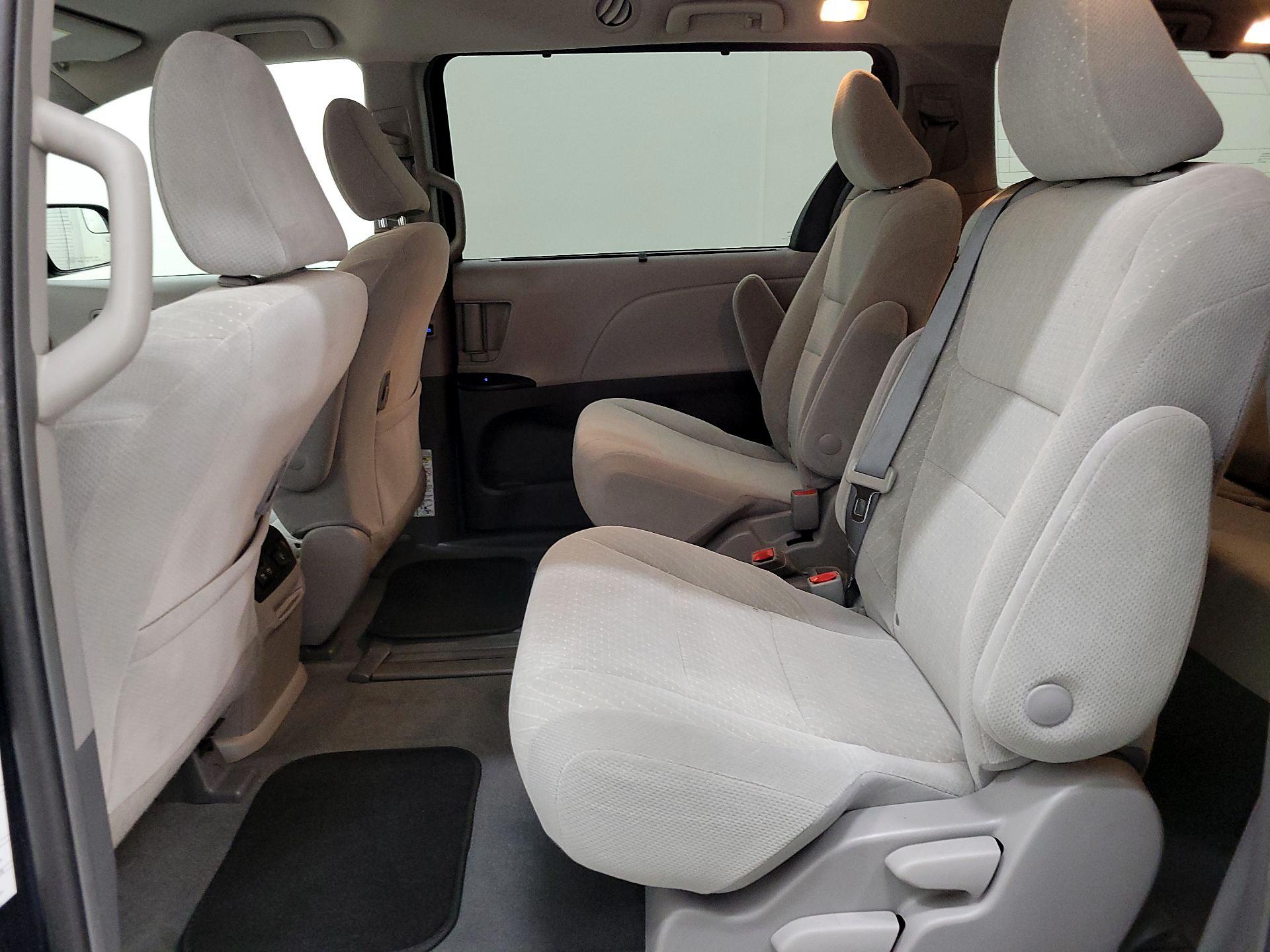 Thumbnail: 2019 Toyota Sienna - 19