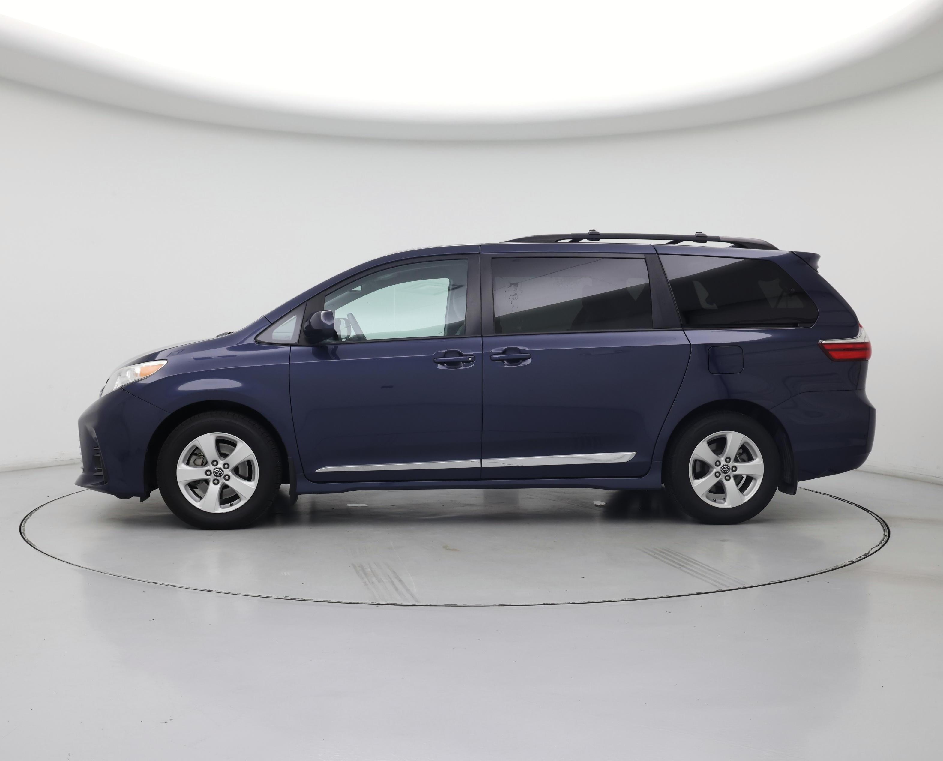 Thumbnail: 2019 Toyota Sienna - 3