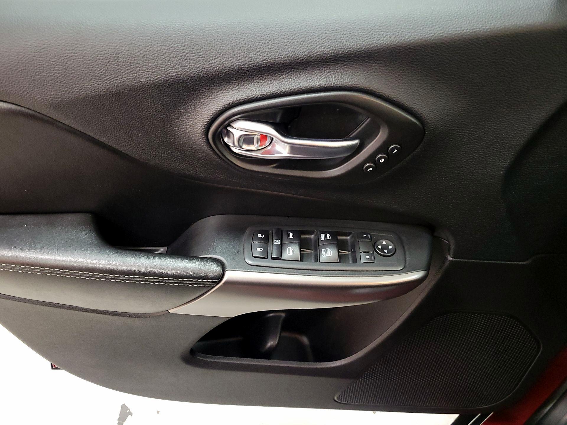 Thumbnail: 2020 Jeep Cherokee - 12