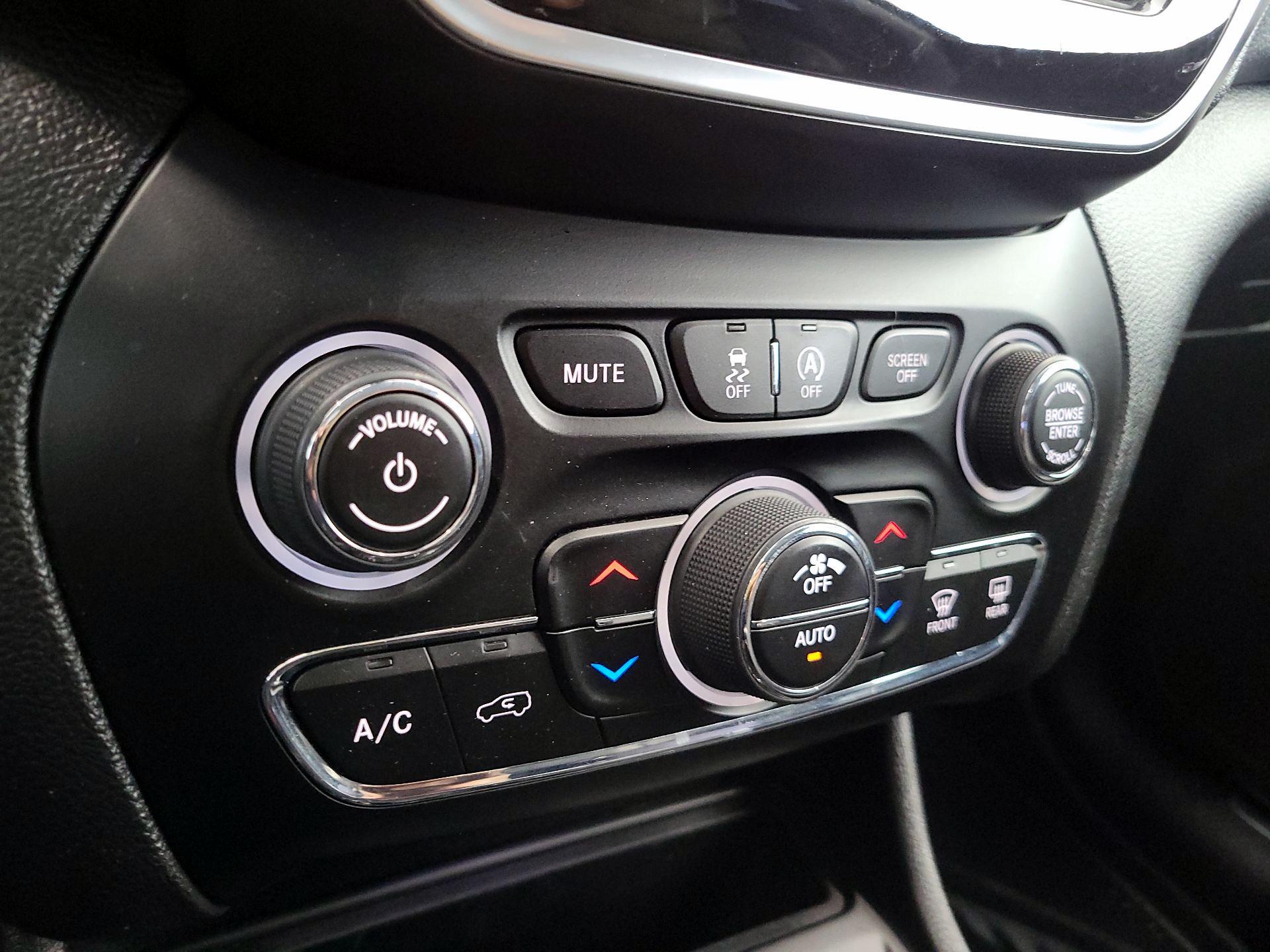 Thumbnail: 2020 Jeep Cherokee - 16