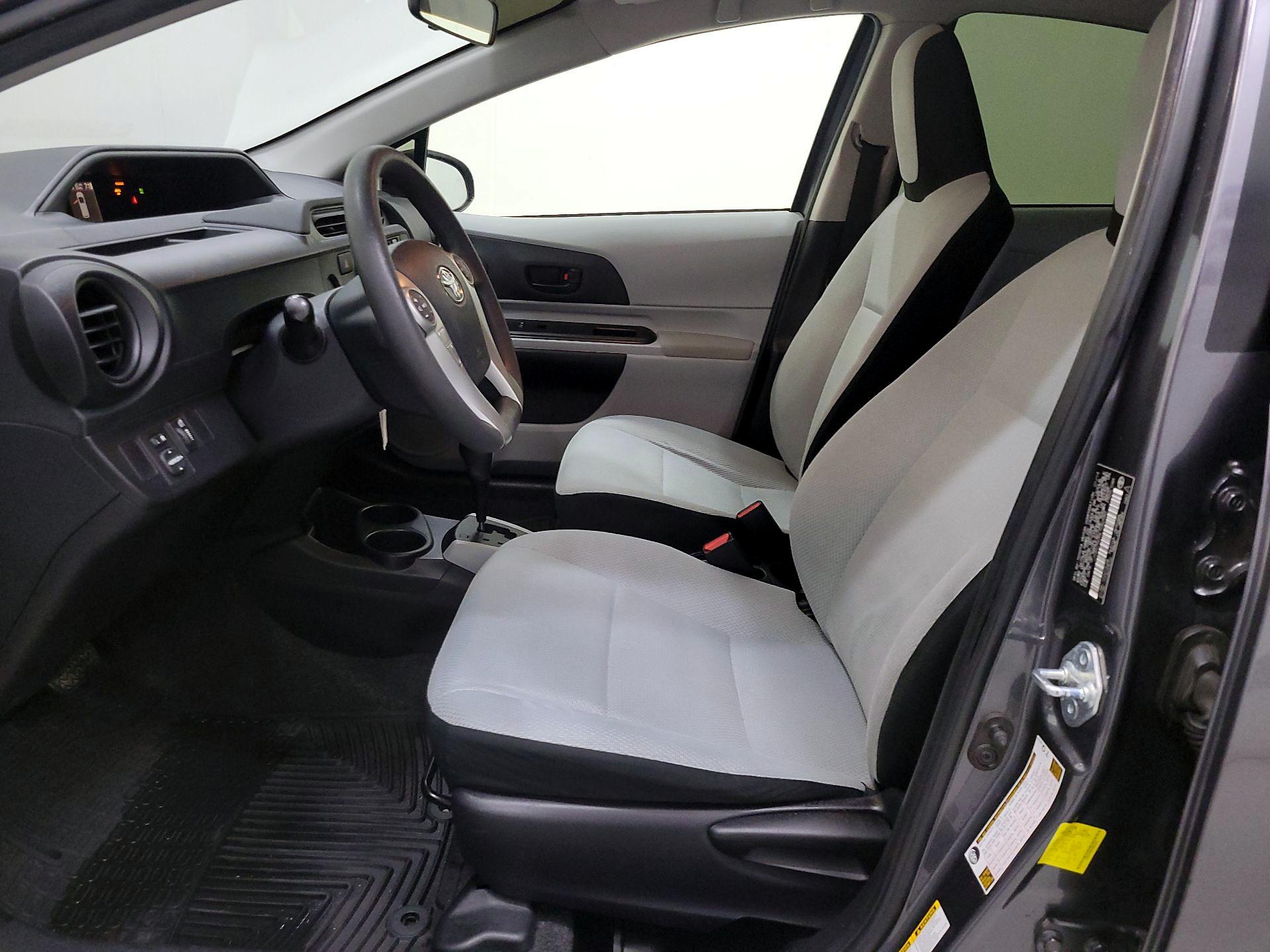 Thumbnail: 2014 Toyota Prius c - 11