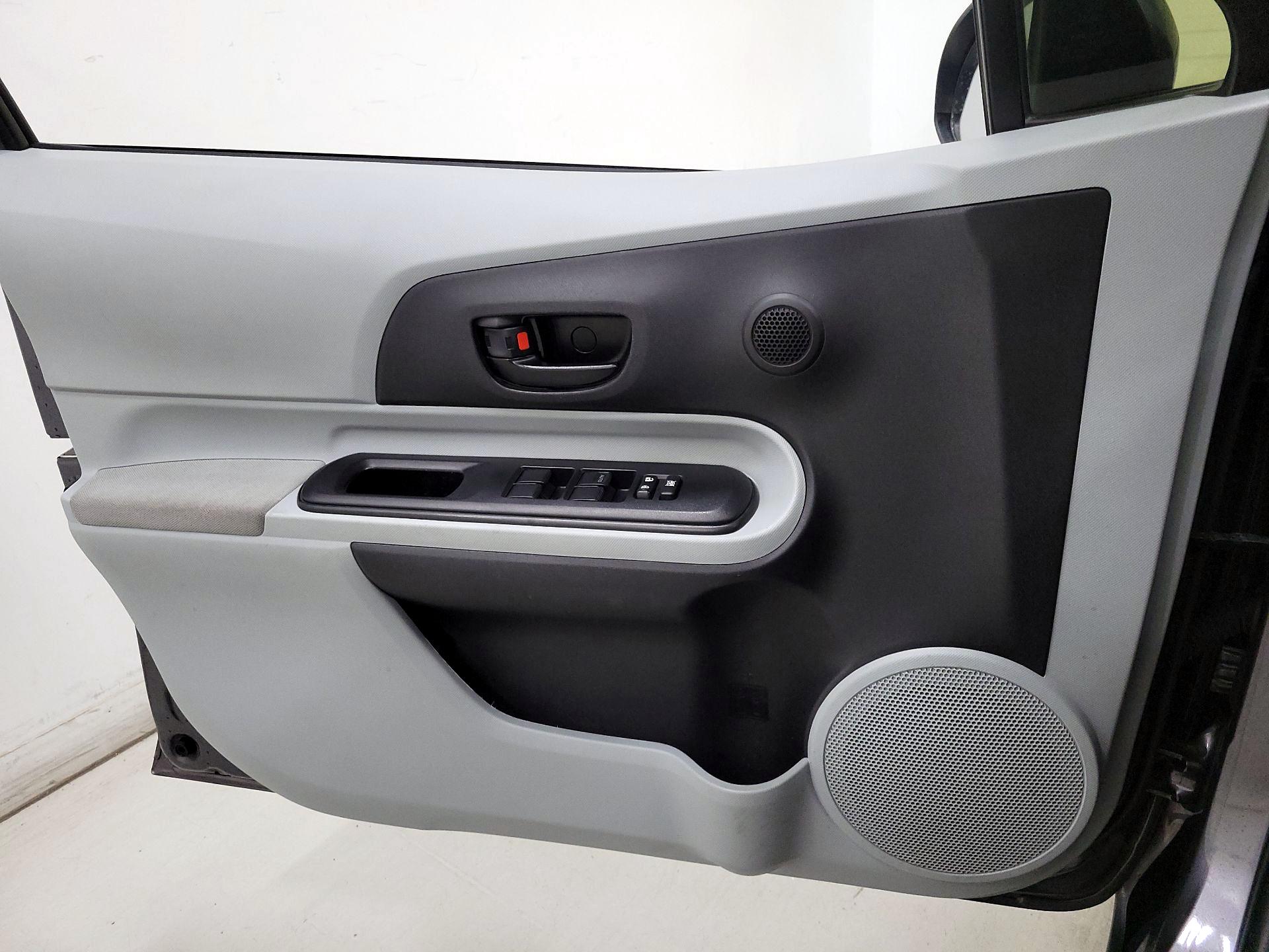 Thumbnail: 2014 Toyota Prius c - 12