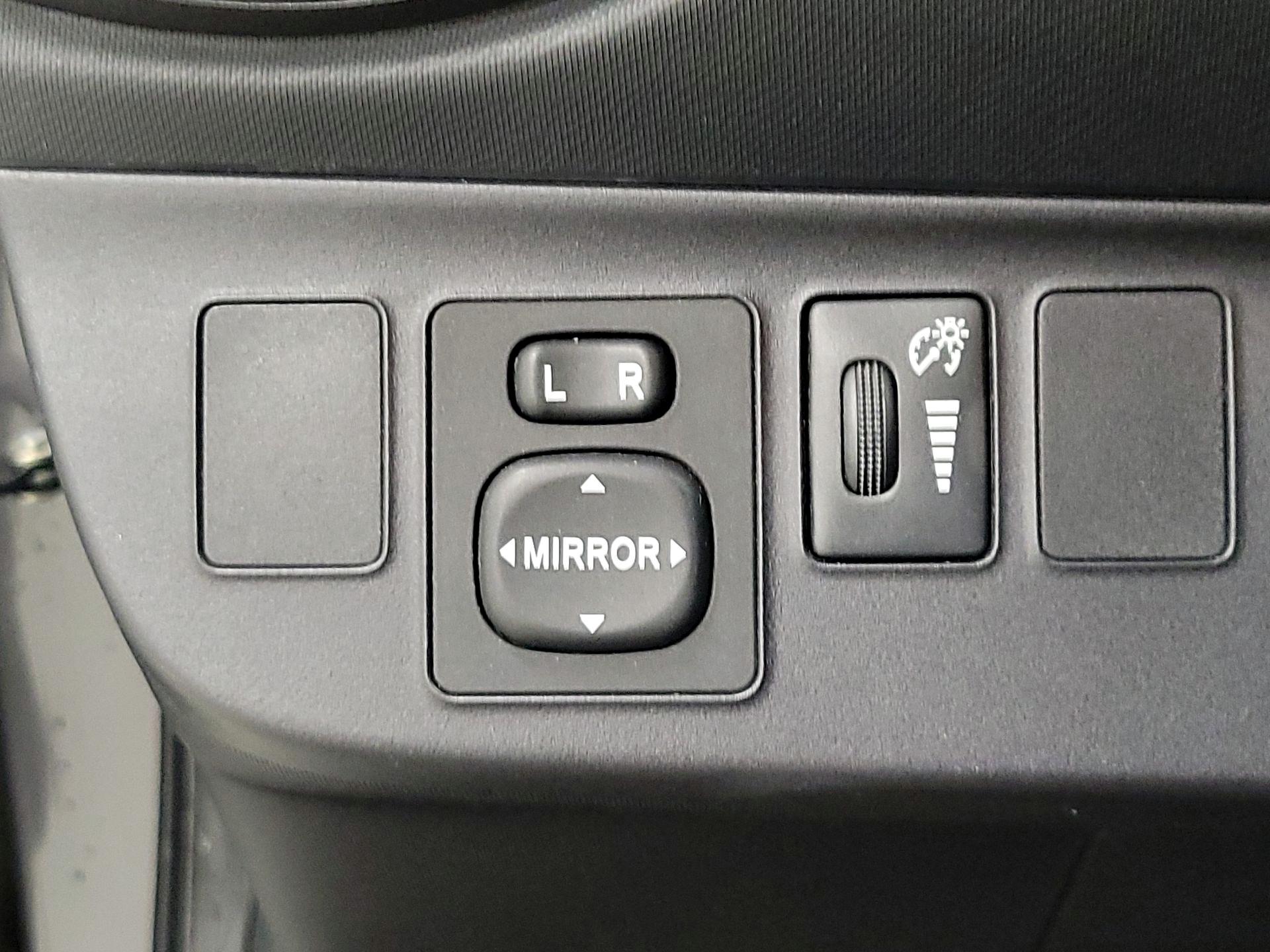 Thumbnail: 2014 Toyota Prius c - 13