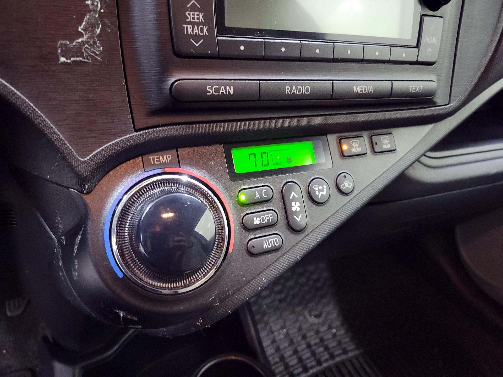 Thumbnail: 2014 Toyota Prius c - 15