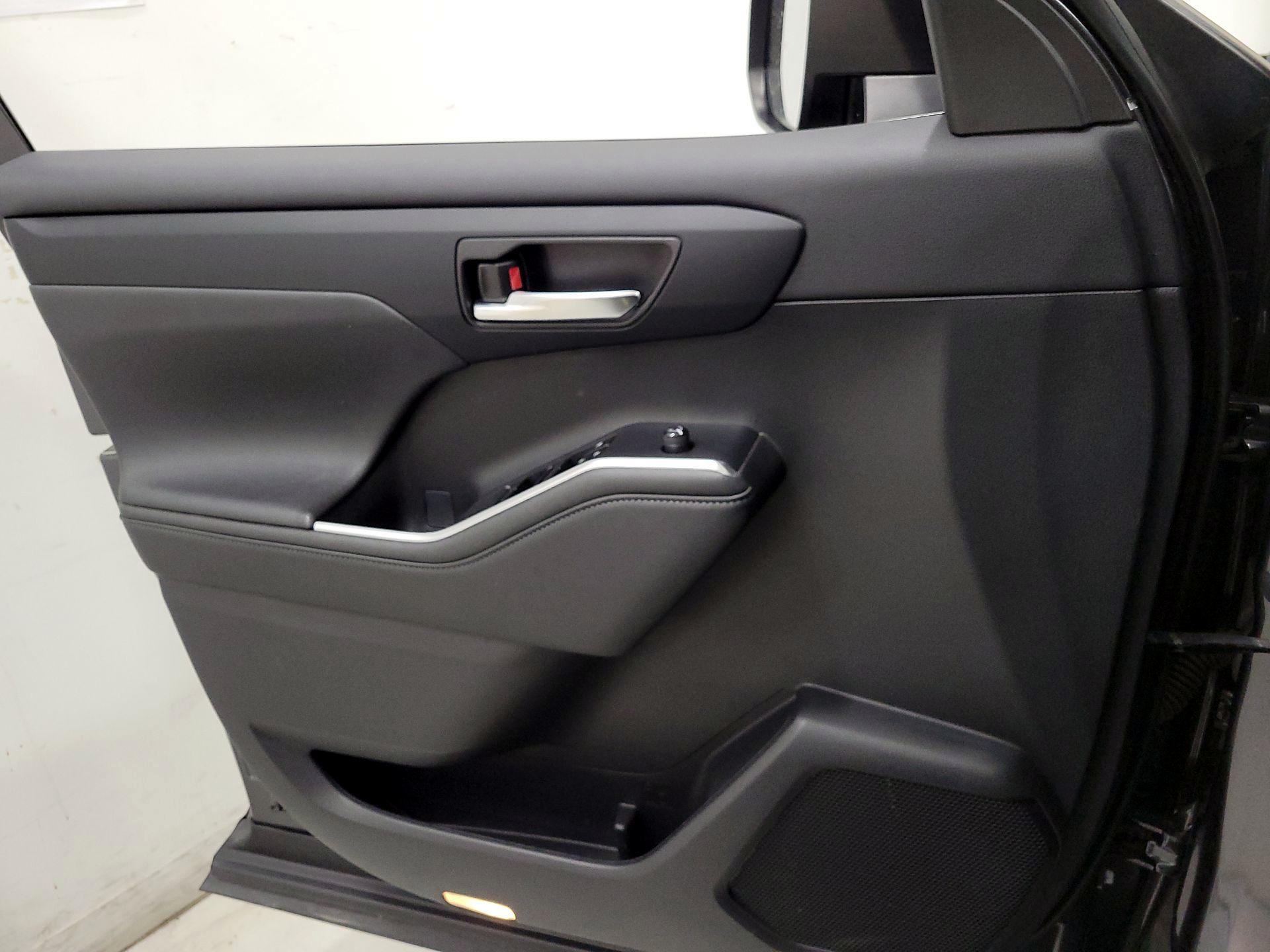 Thumbnail: 2023 Toyota Highlander - 12