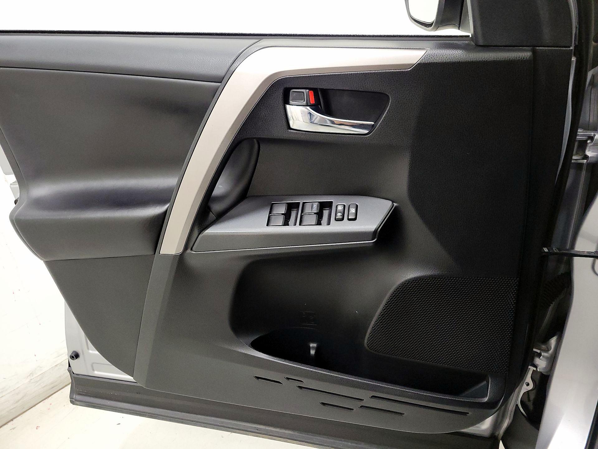 Thumbnail: 2018 Toyota RAV4 - 12