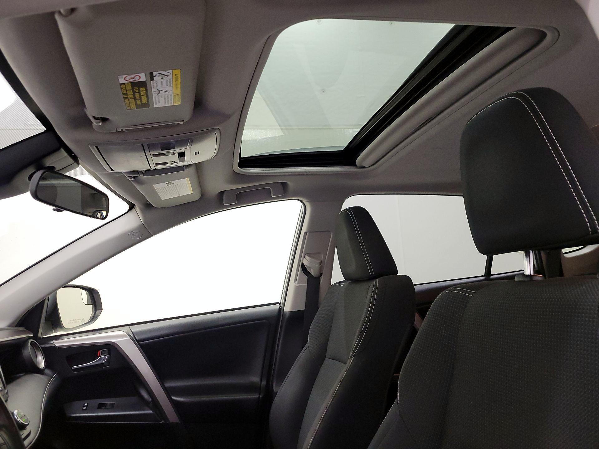 Thumbnail: 2018 Toyota RAV4 - 20