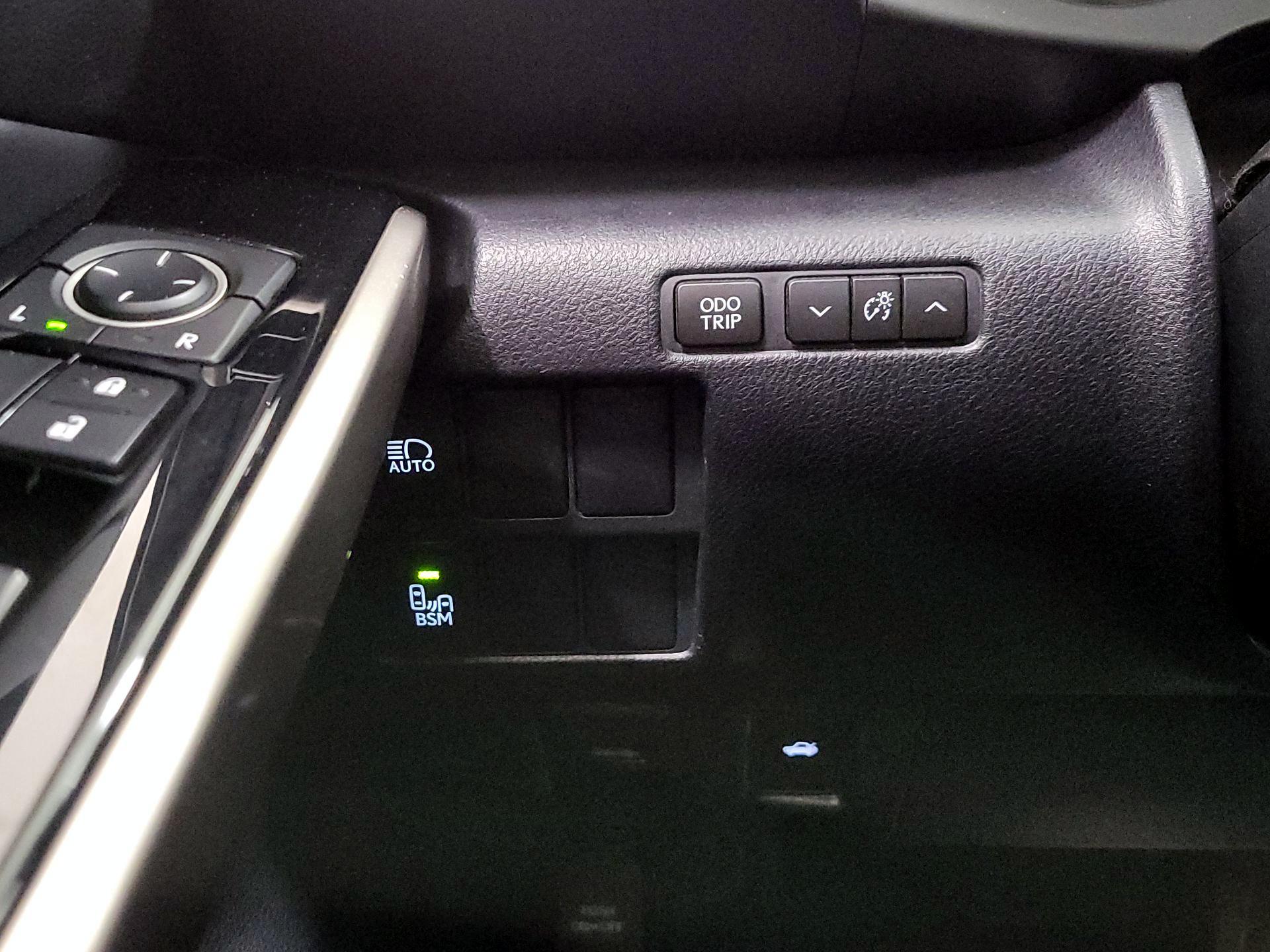 Thumbnail: 2018 Lexus IS - 13