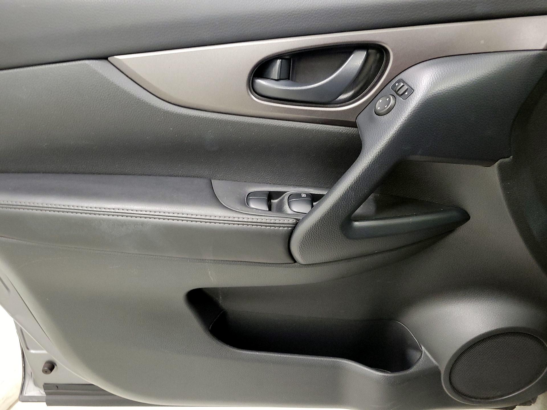 Thumbnail: 2021 Nissan Rogue Sport - 12