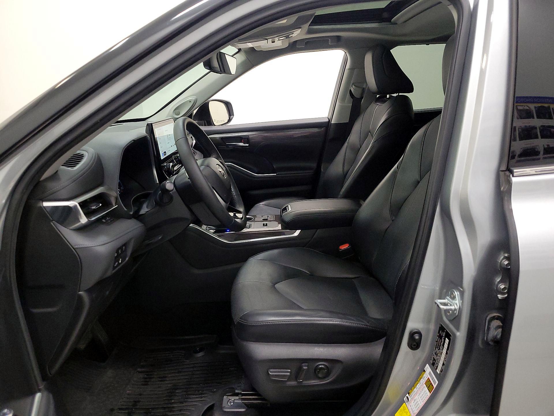 Thumbnail: 2023 Toyota Highlander - 11