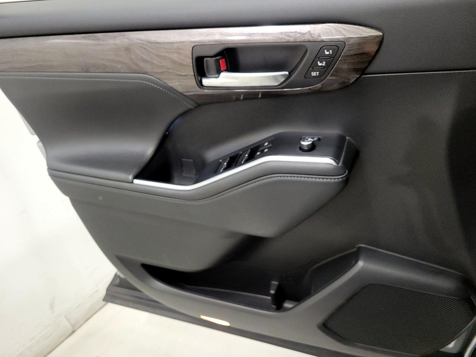 Thumbnail: 2023 Toyota Highlander - 12