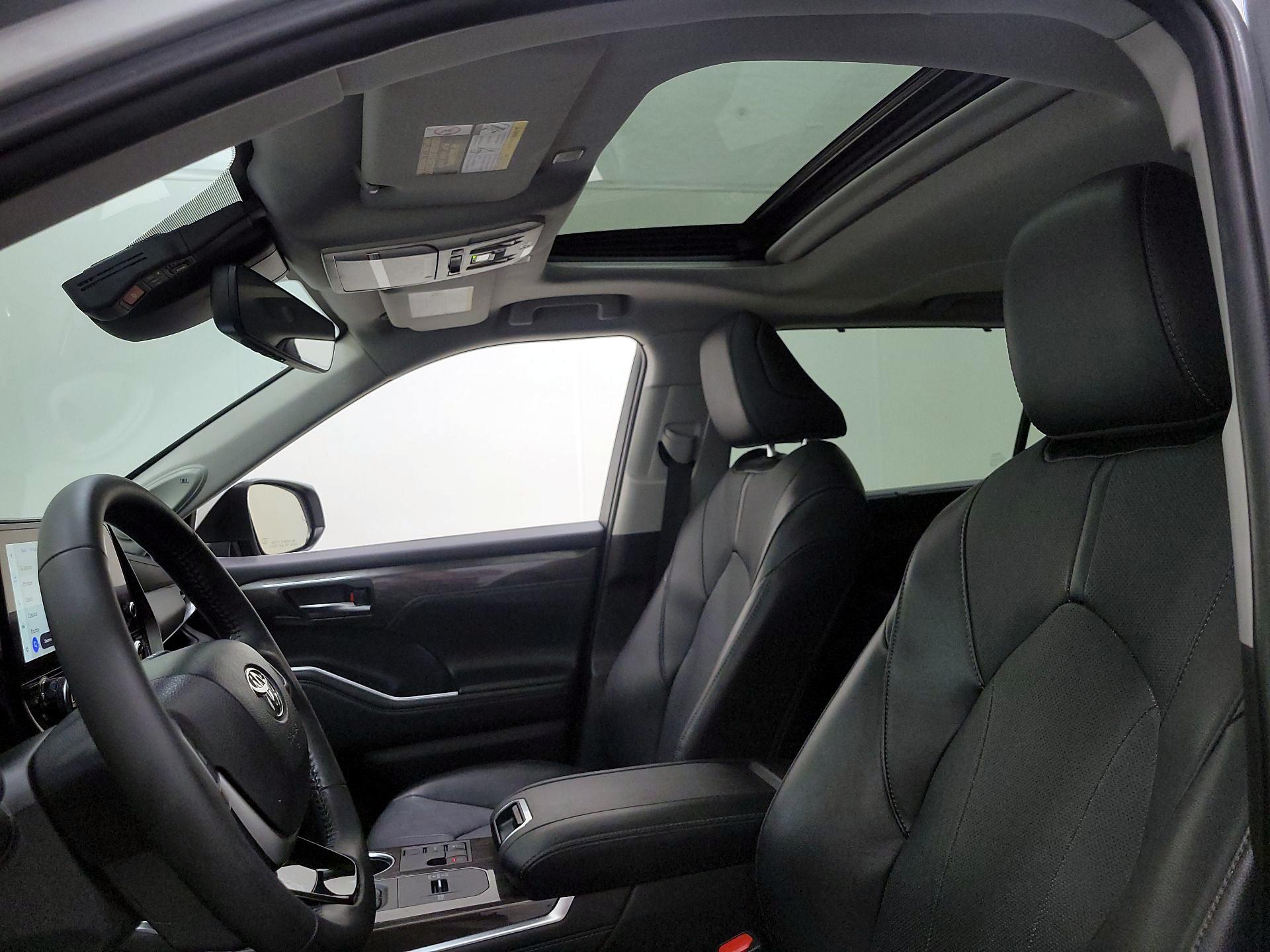 Thumbnail: 2023 Toyota Highlander - 19