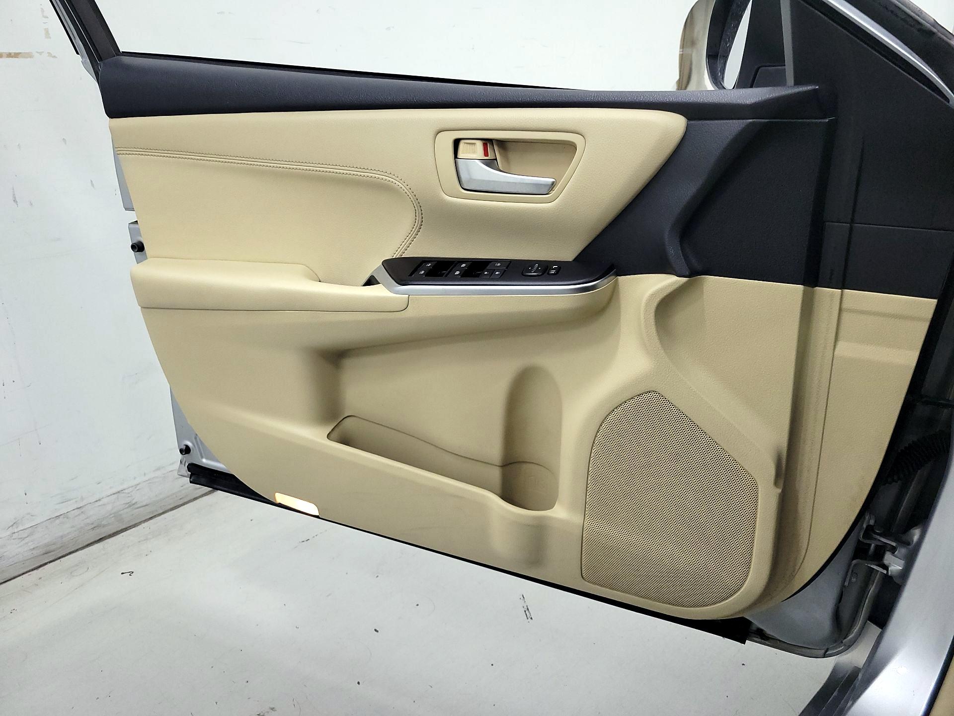 Thumbnail: 2015 Toyota Camry - 12
