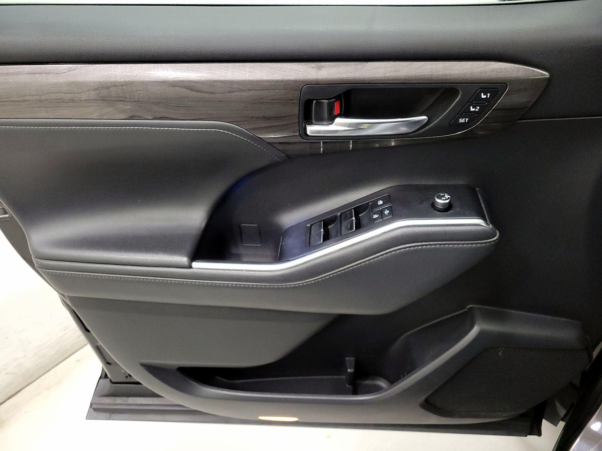 Thumbnail: 2022 Toyota Highlander - 12