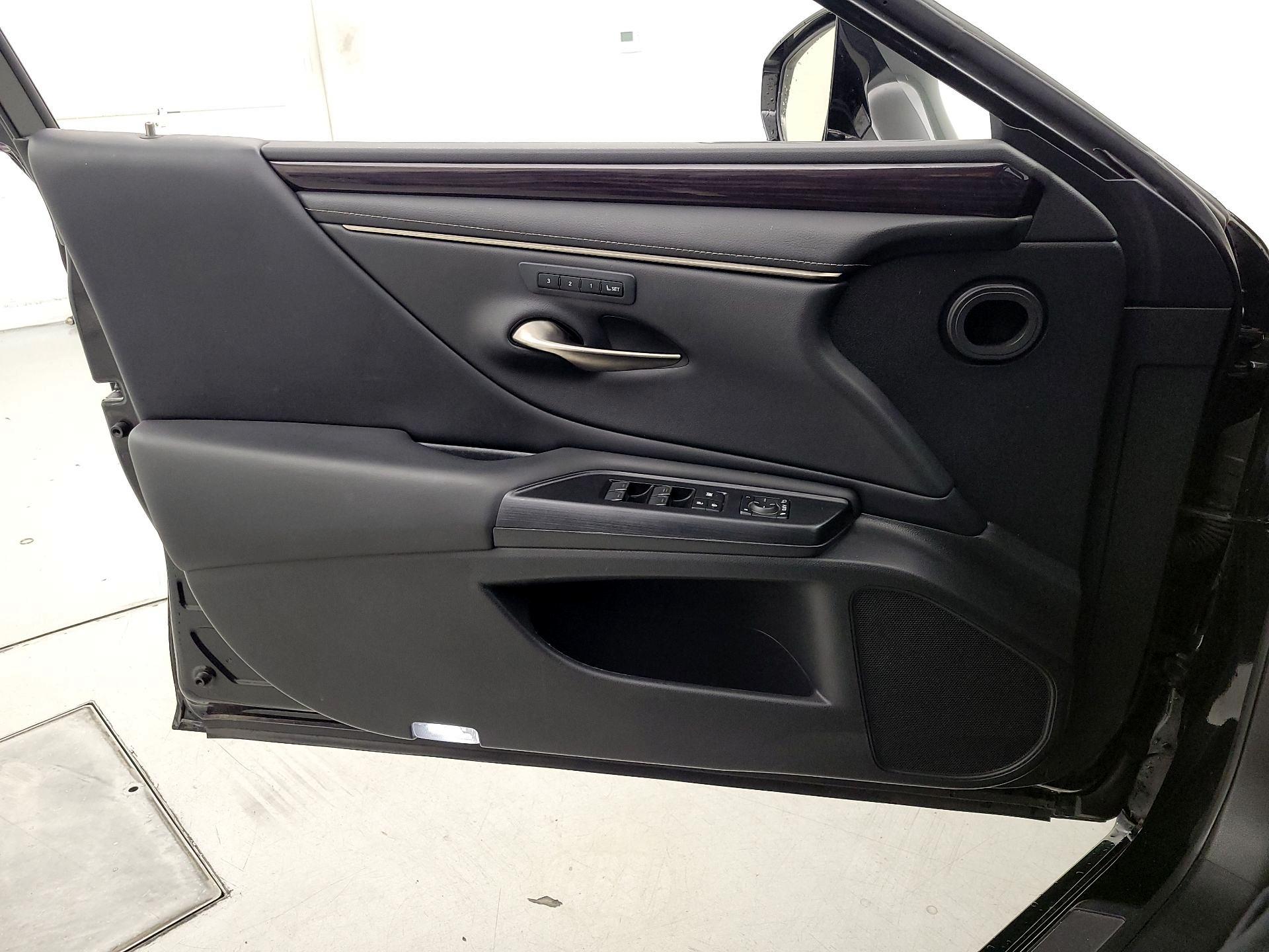 Thumbnail: 2021 Lexus ES - 12