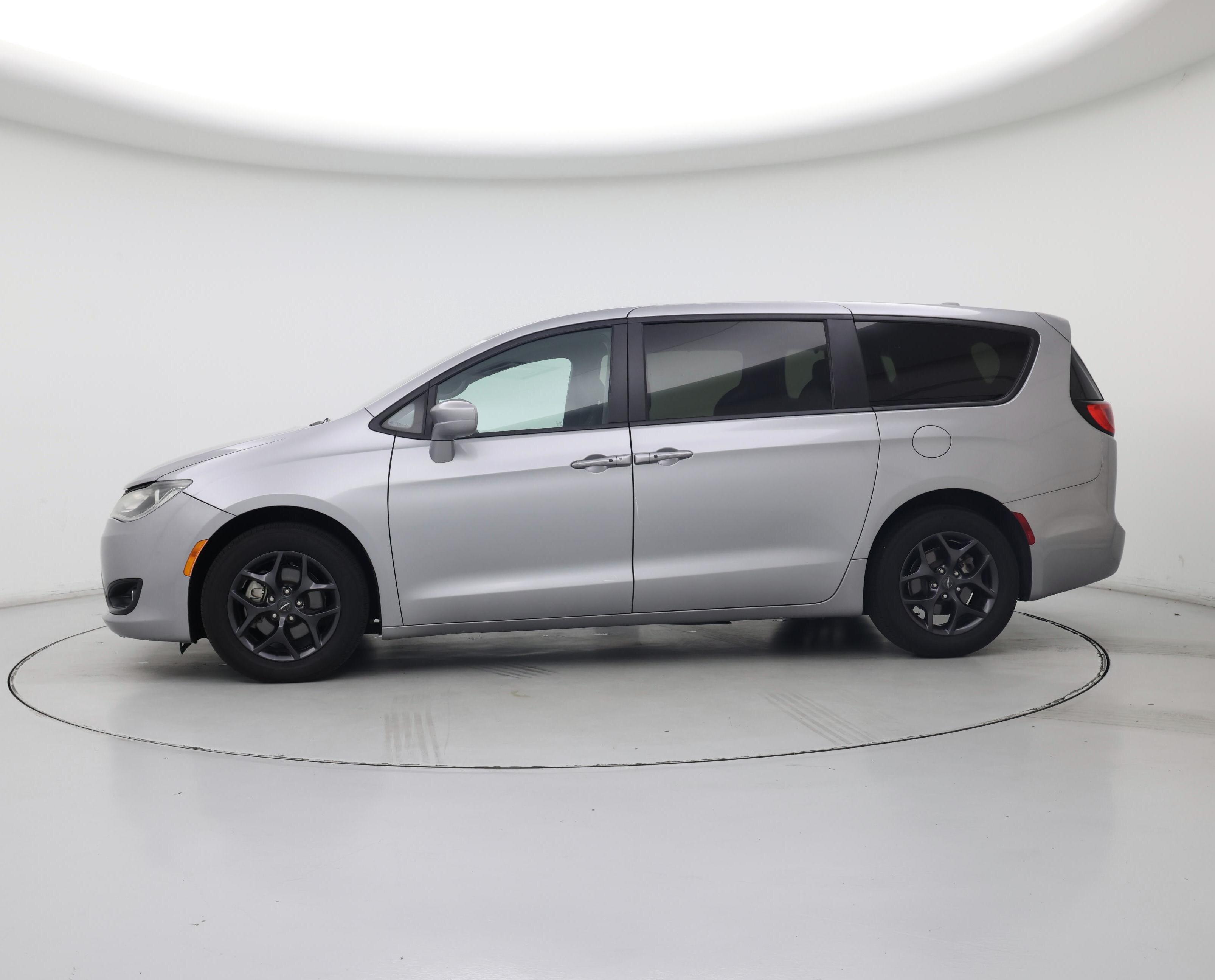 Thumbnail: 2020 Chrysler Pacifica - 3