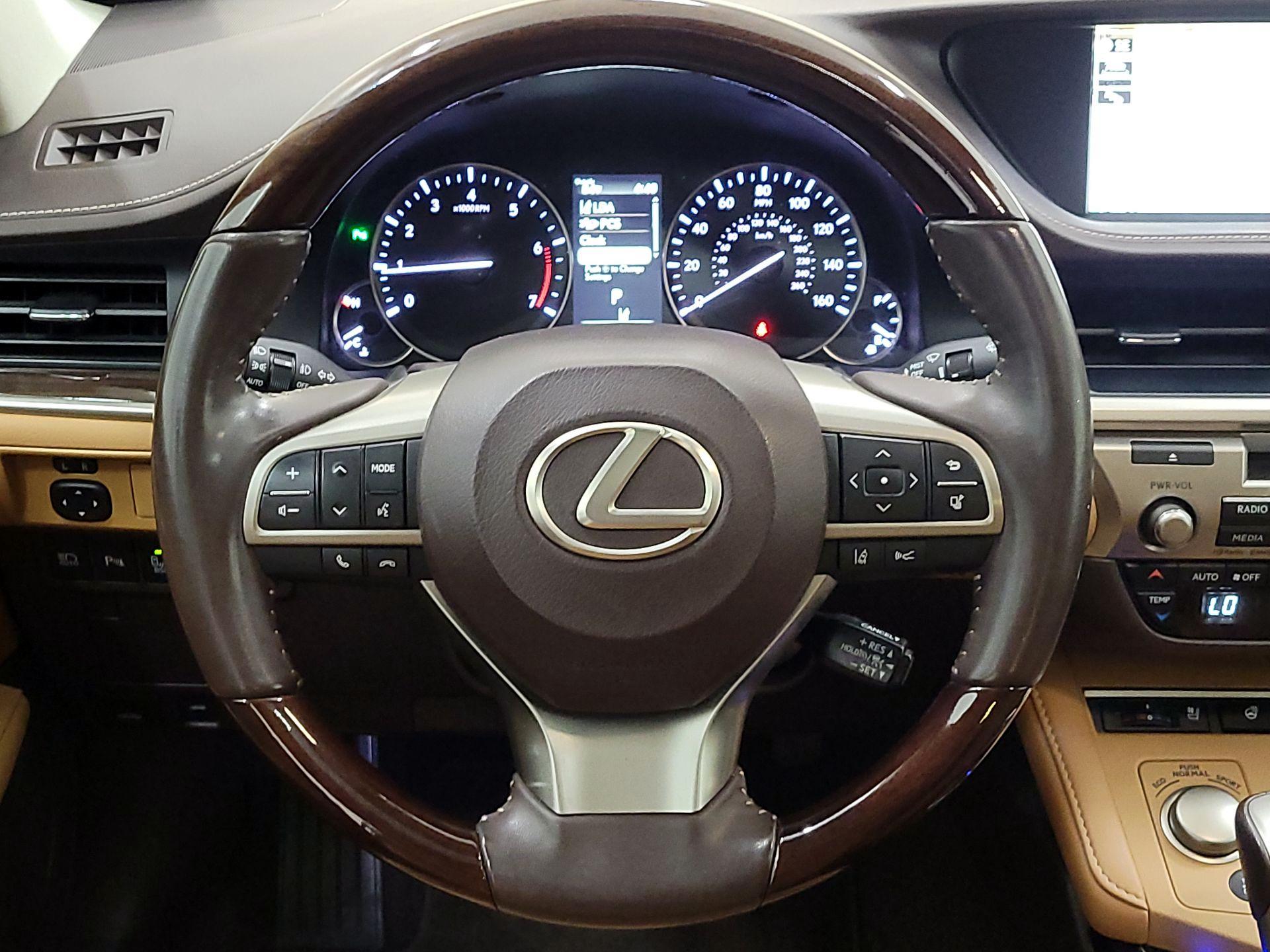 Thumbnail: 2017 Lexus ES - 10