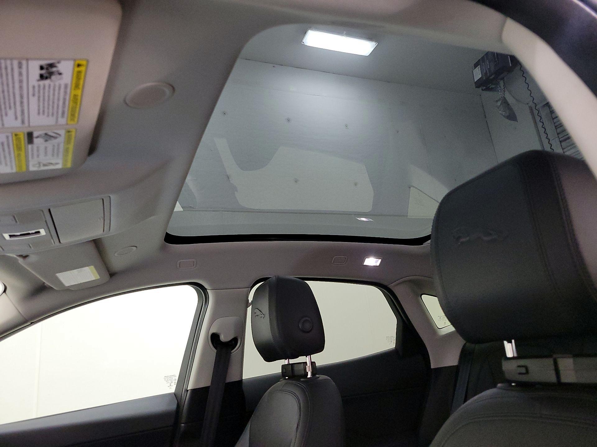 Thumbnail: 2022 Jaguar E-Pace - 20