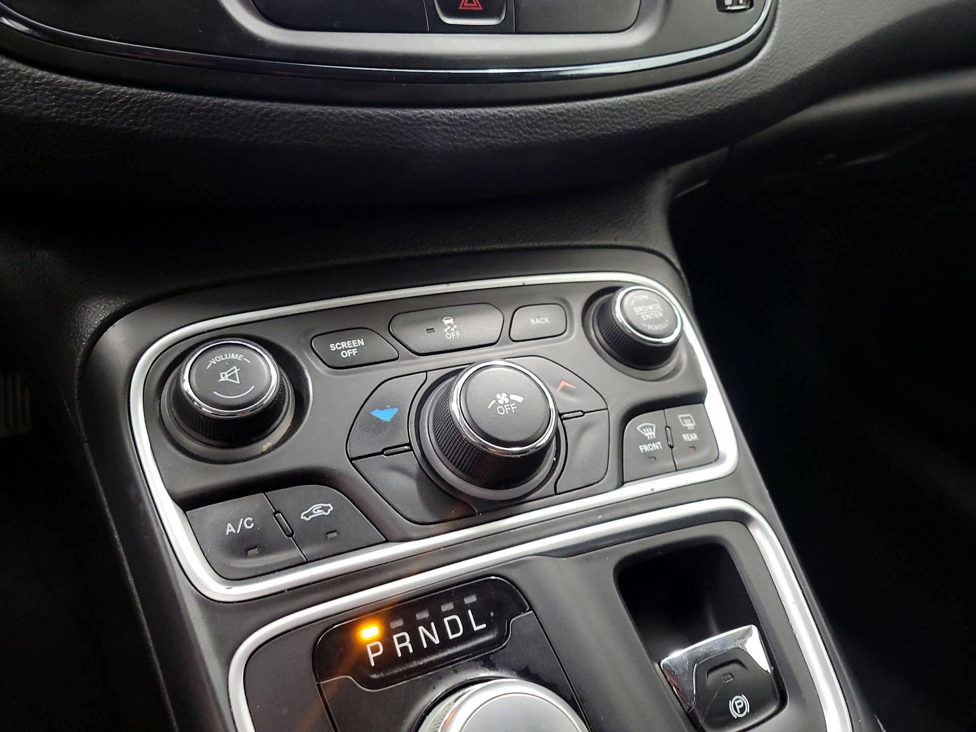 Thumbnail: 2015 Chrysler 200 - 16