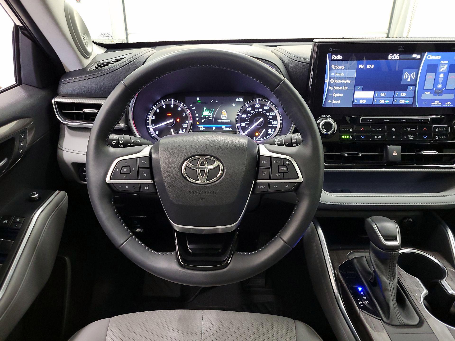 Thumbnail: 2022 Toyota Highlander - 10