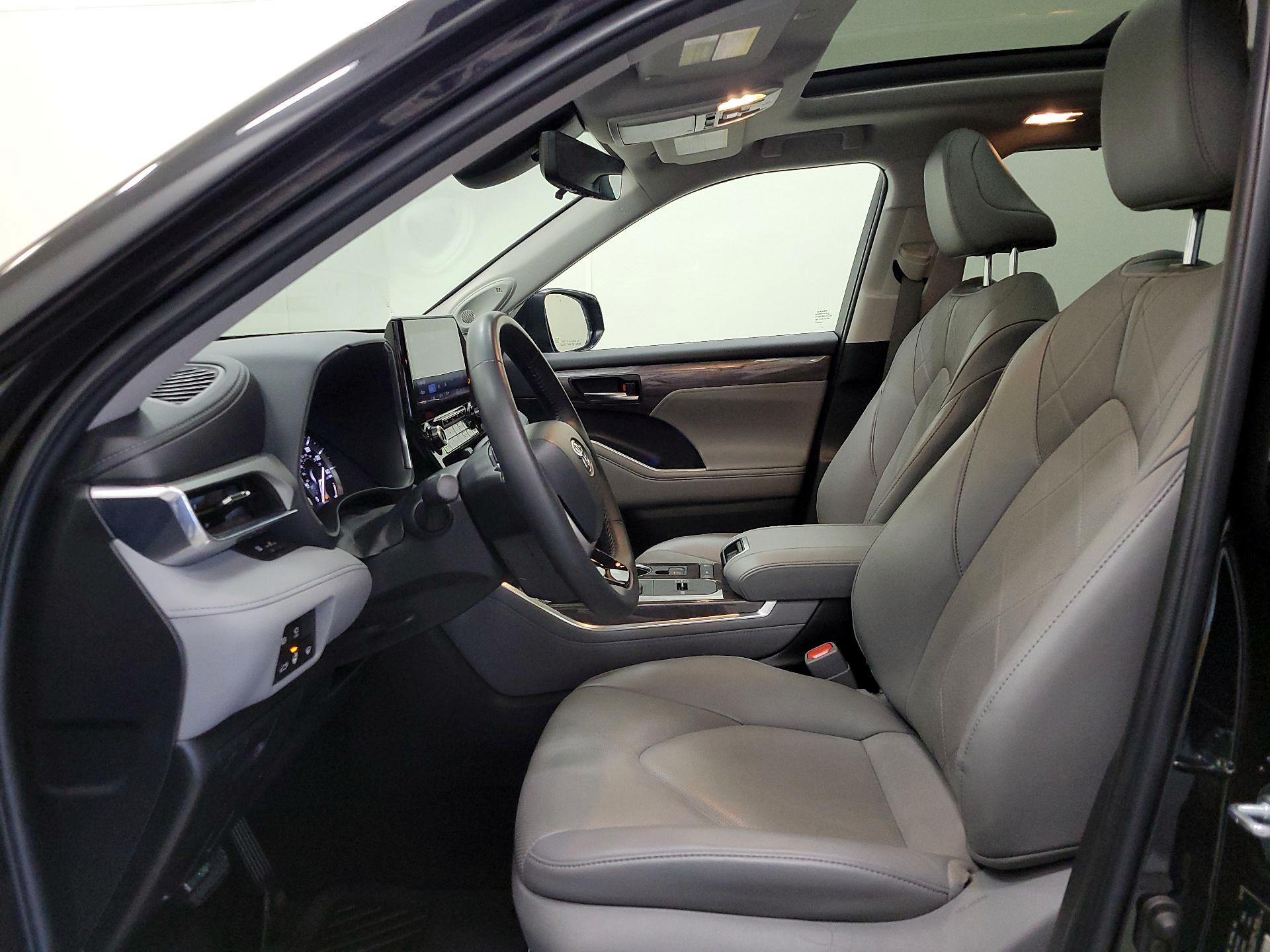 Thumbnail: 2022 Toyota Highlander - 11
