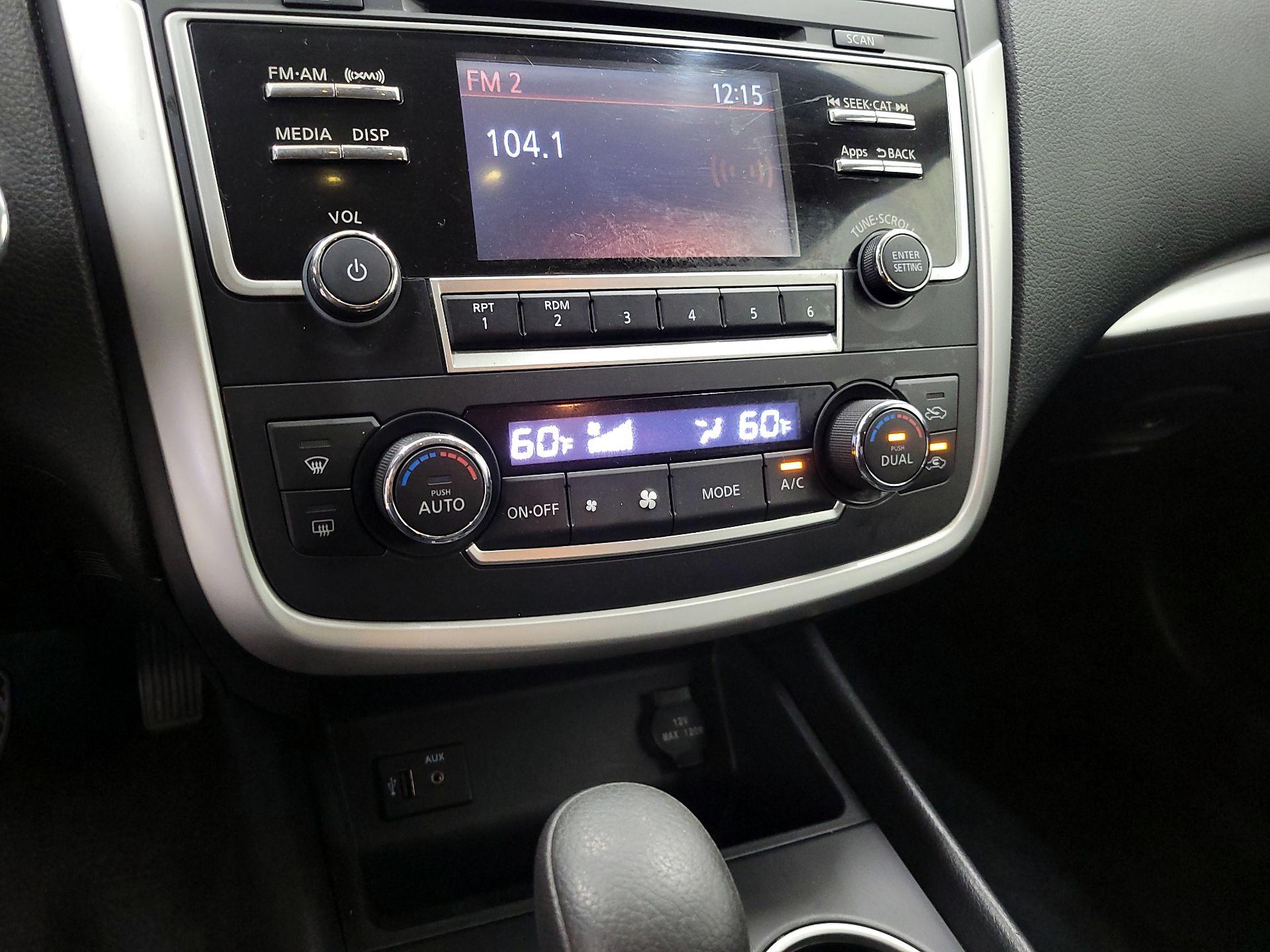 Thumbnail: 2016 Nissan Altima - 16