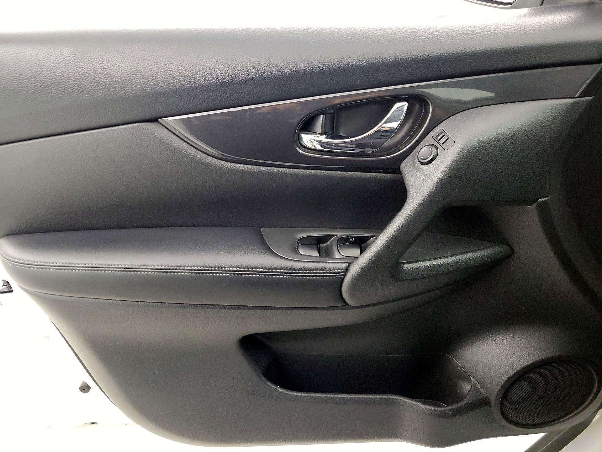 Thumbnail: 2017 Nissan Rogue - 12