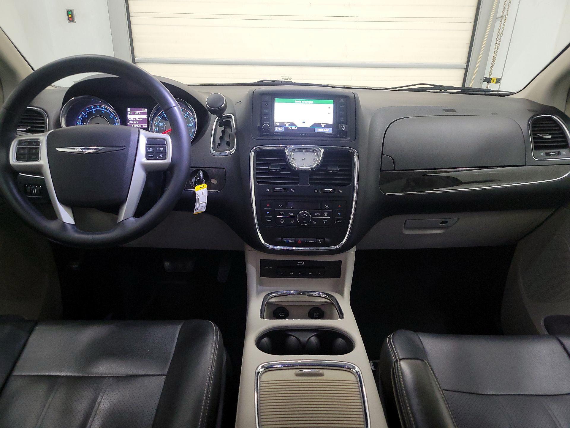 Thumbnail: 2016 Chrysler Town & Country - 9