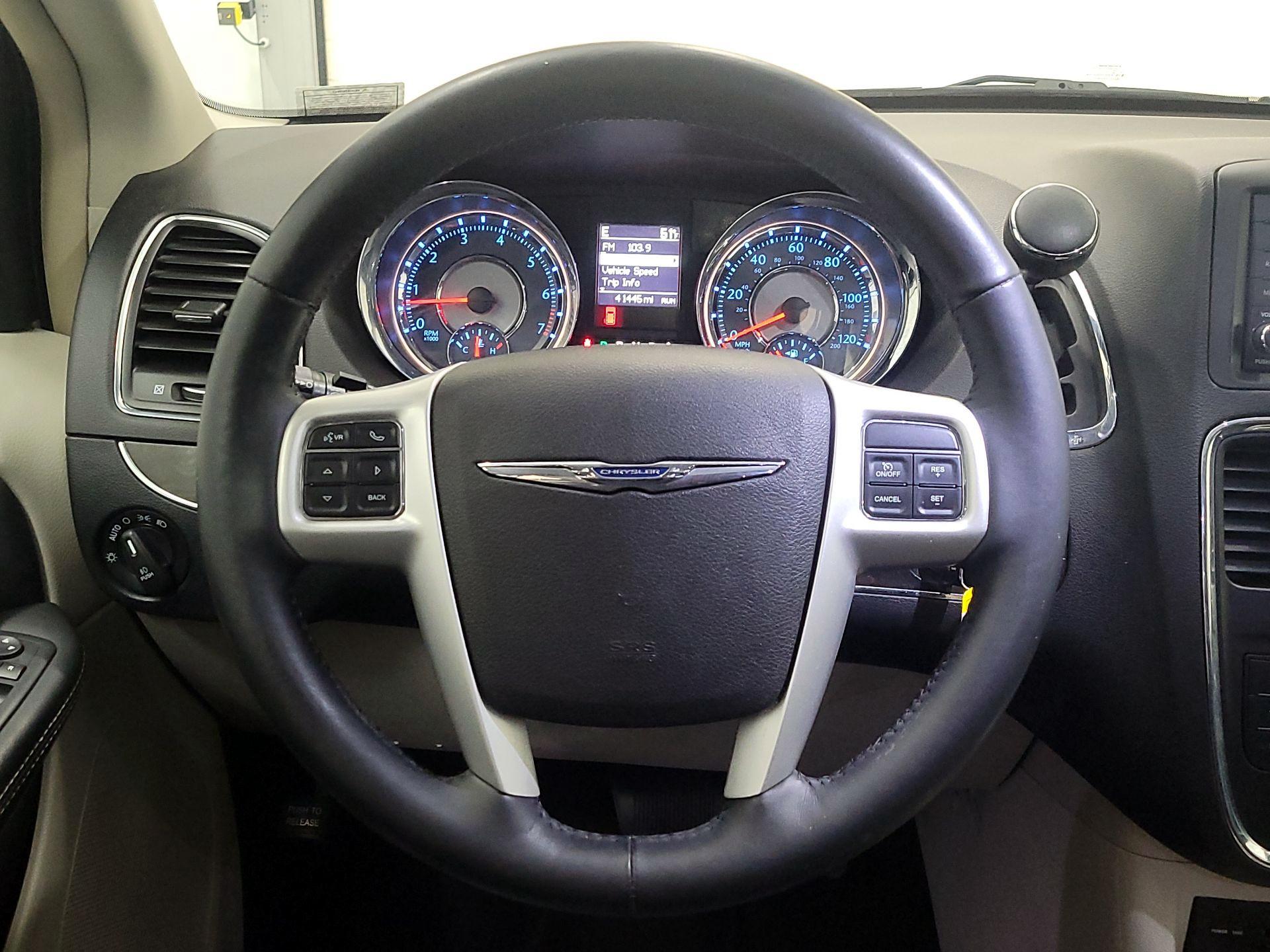 Thumbnail: 2016 Chrysler Town & Country - 10