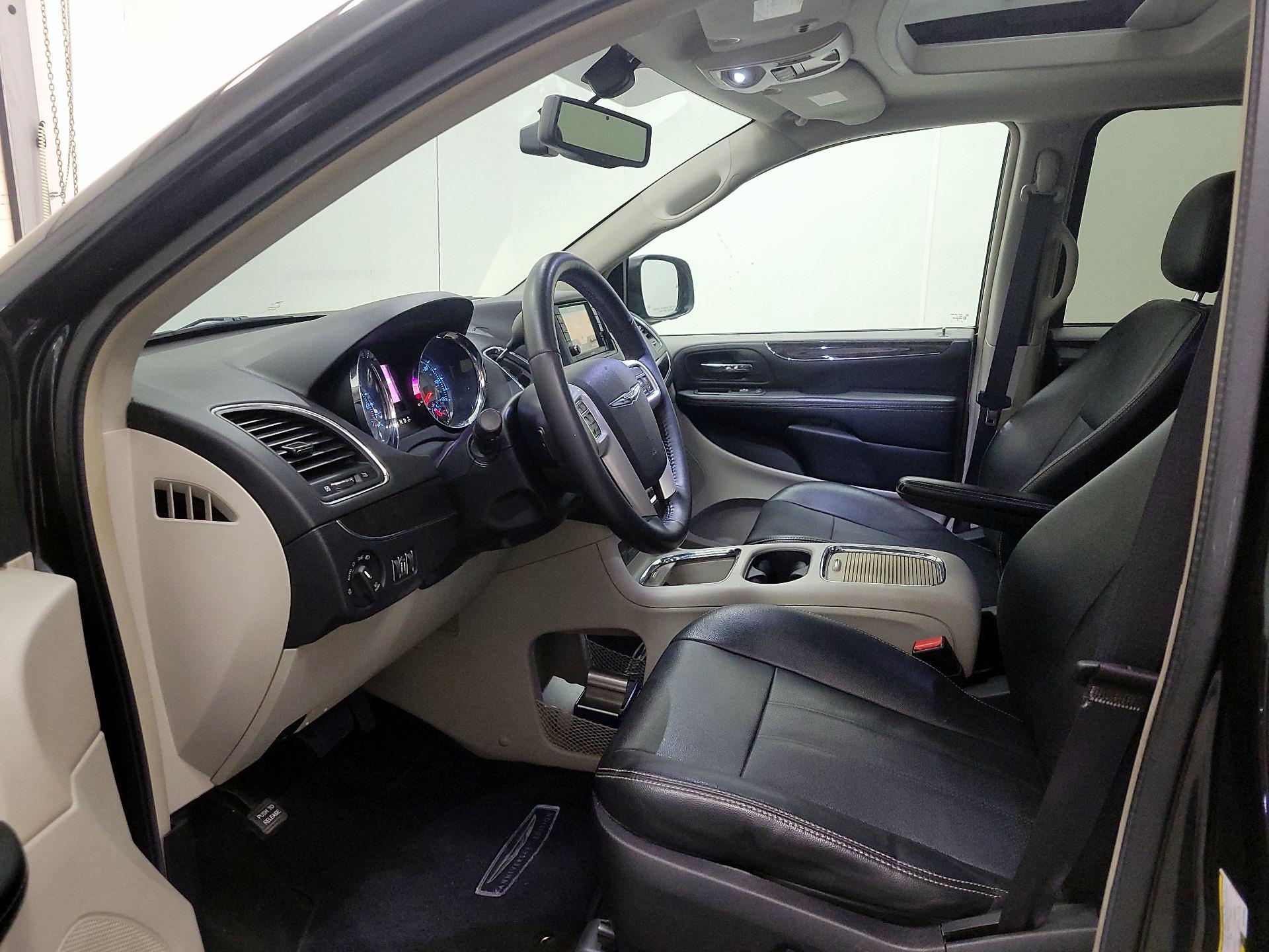 Thumbnail: 2016 Chrysler Town & Country - 11