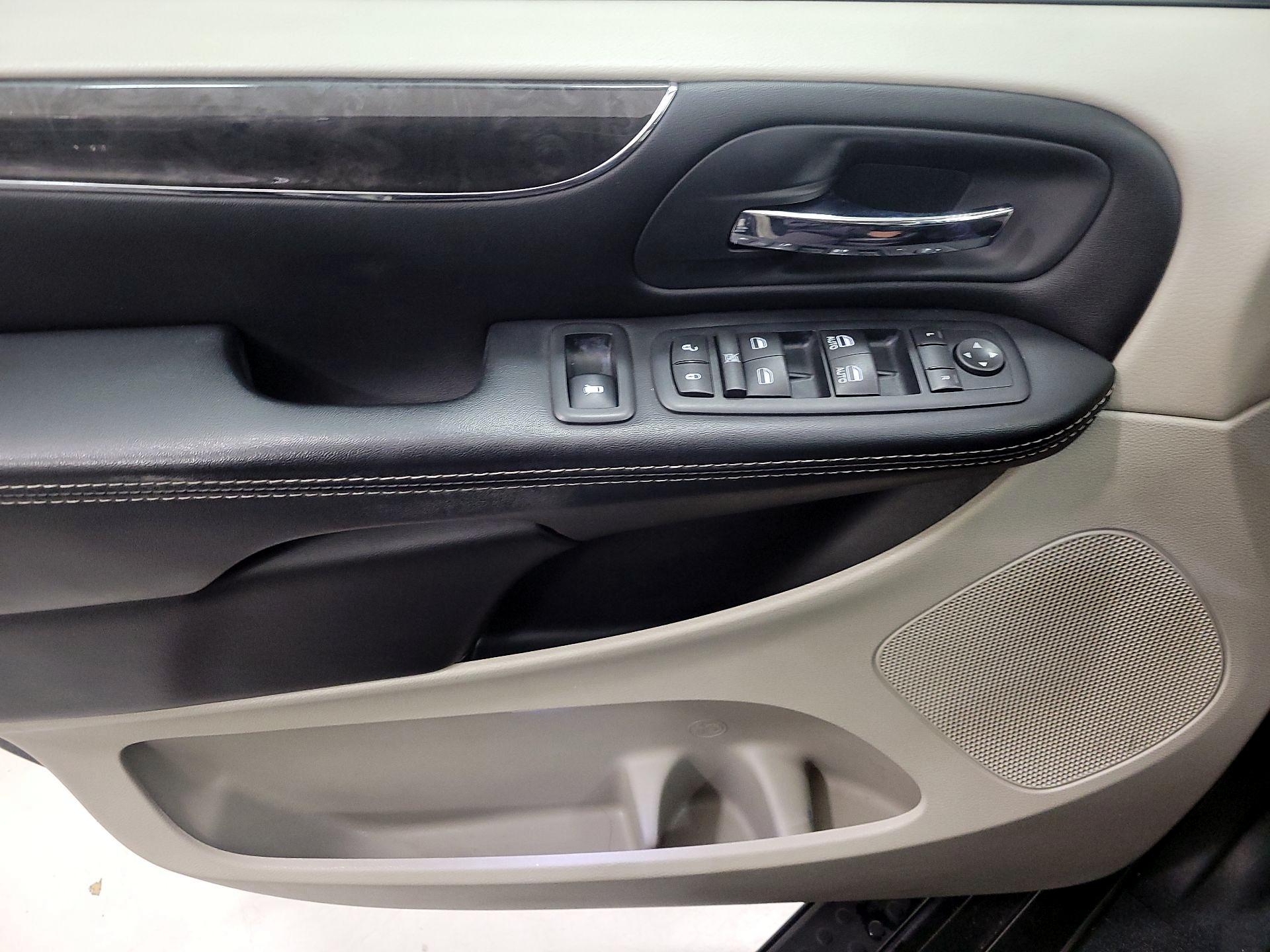 Thumbnail: 2016 Chrysler Town & Country - 12